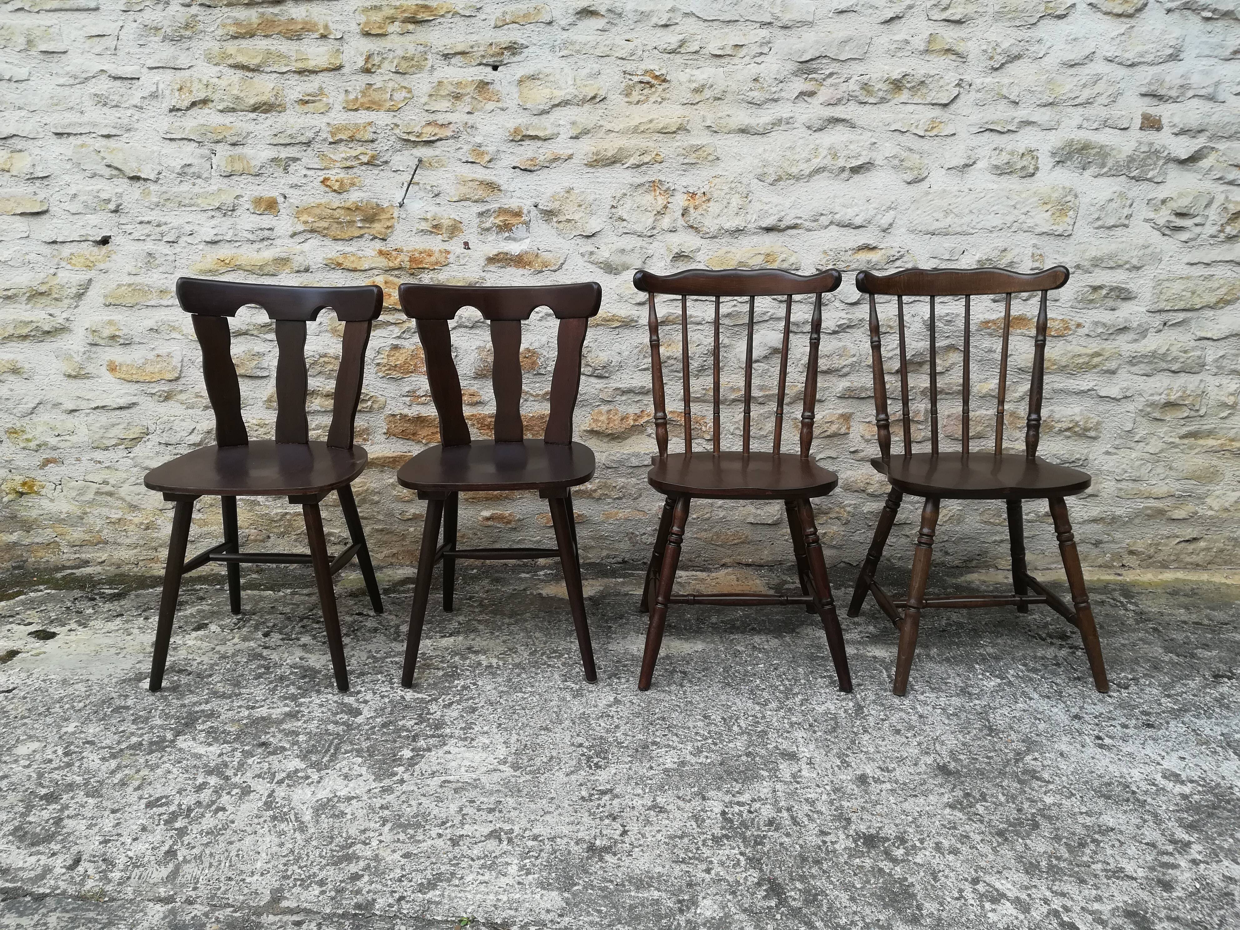 Chaises de bistrot dépareillées