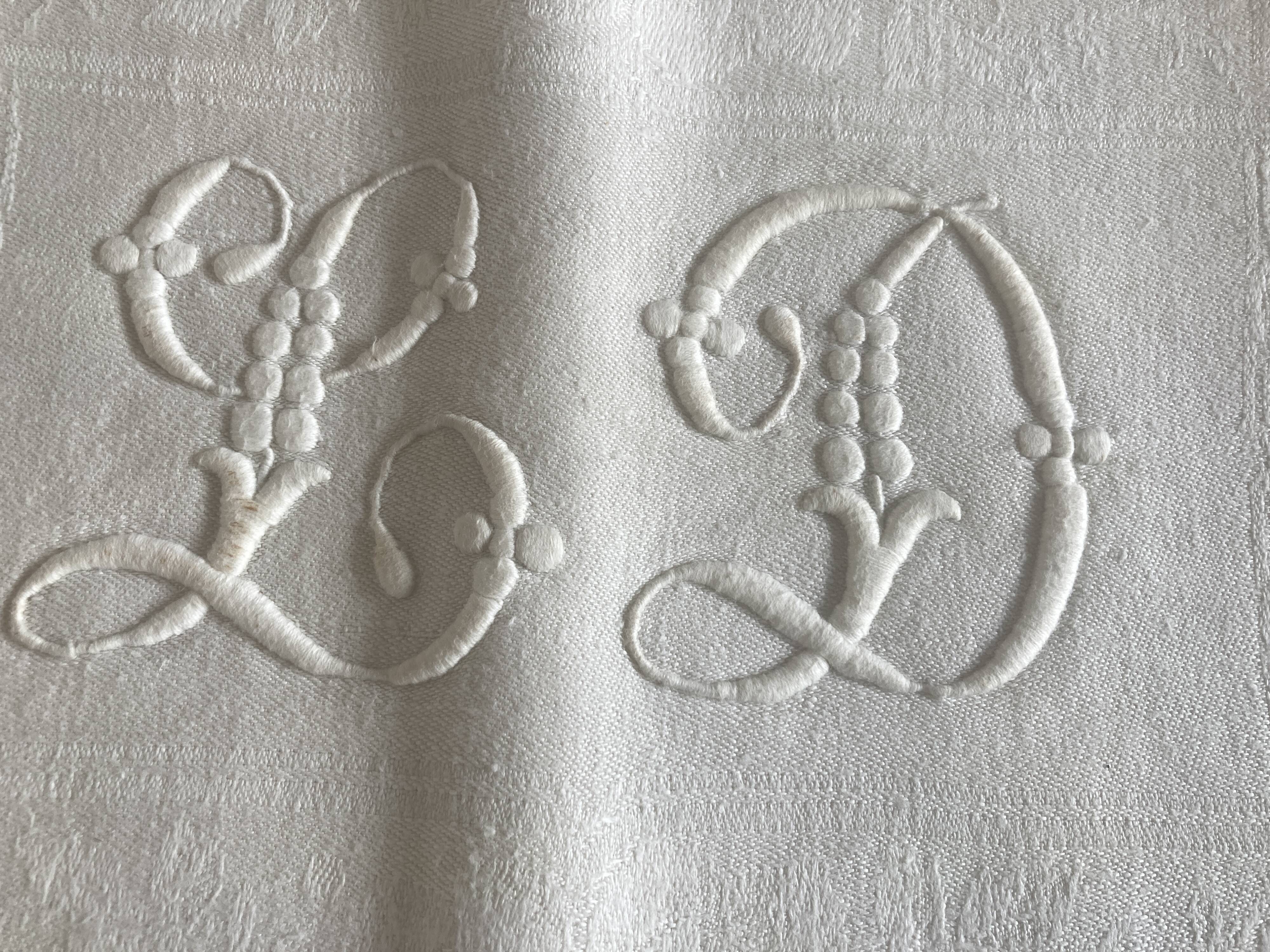Nappe et 12 serviettes en damas de lin brodé LD 2,40m