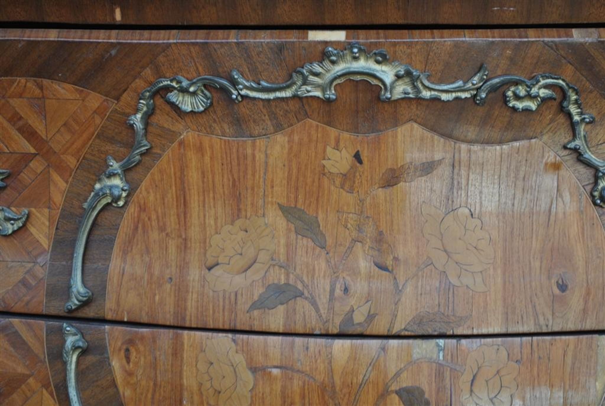 Commode de style Louis XV marbre brèche bronze doré XIXème