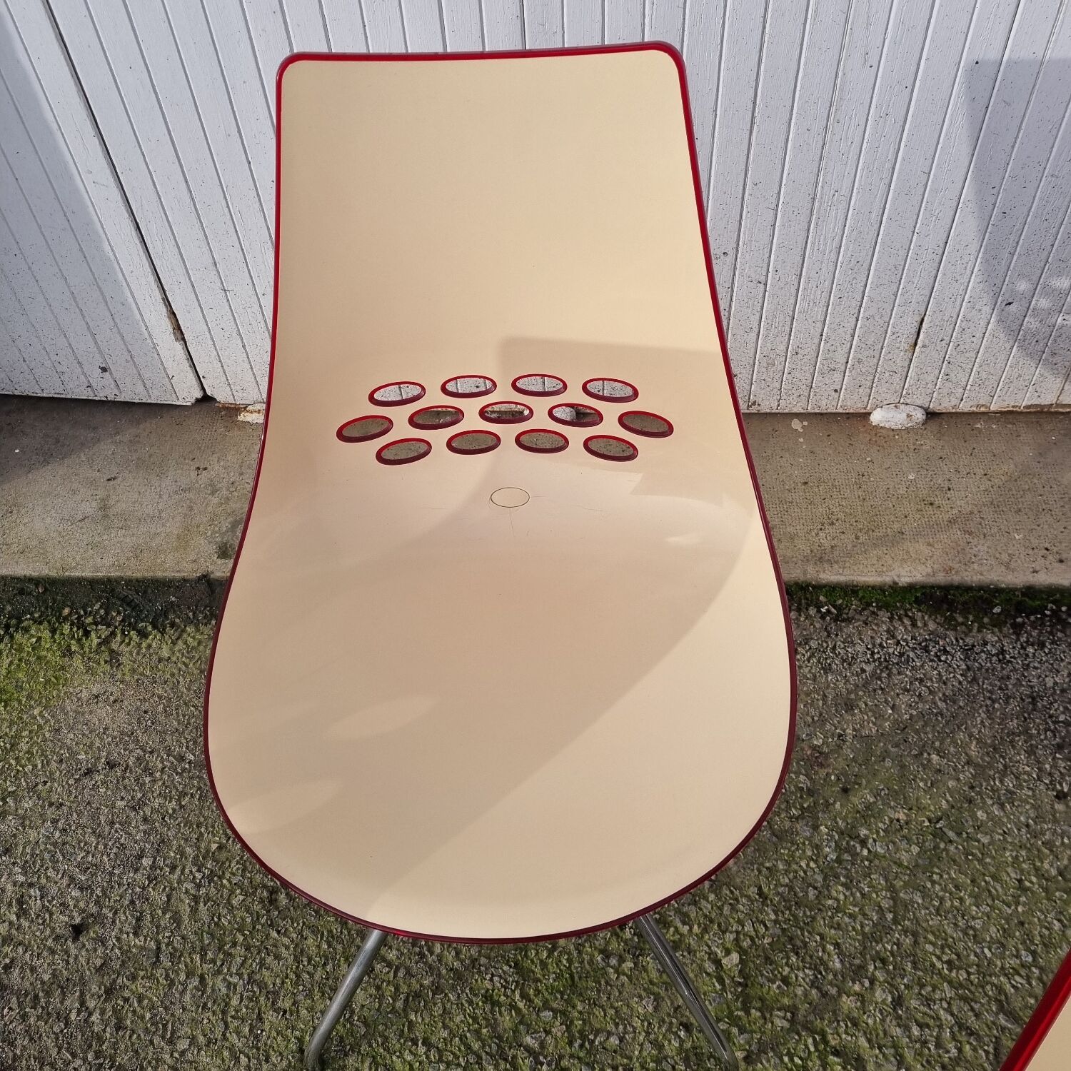 Guzzini dining set, round glass table and 4 shell chairs.