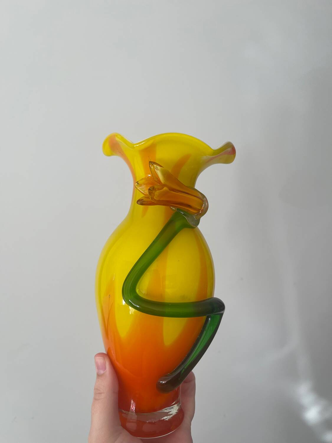 Vase en verre soufflé style Murano à décor de fleur