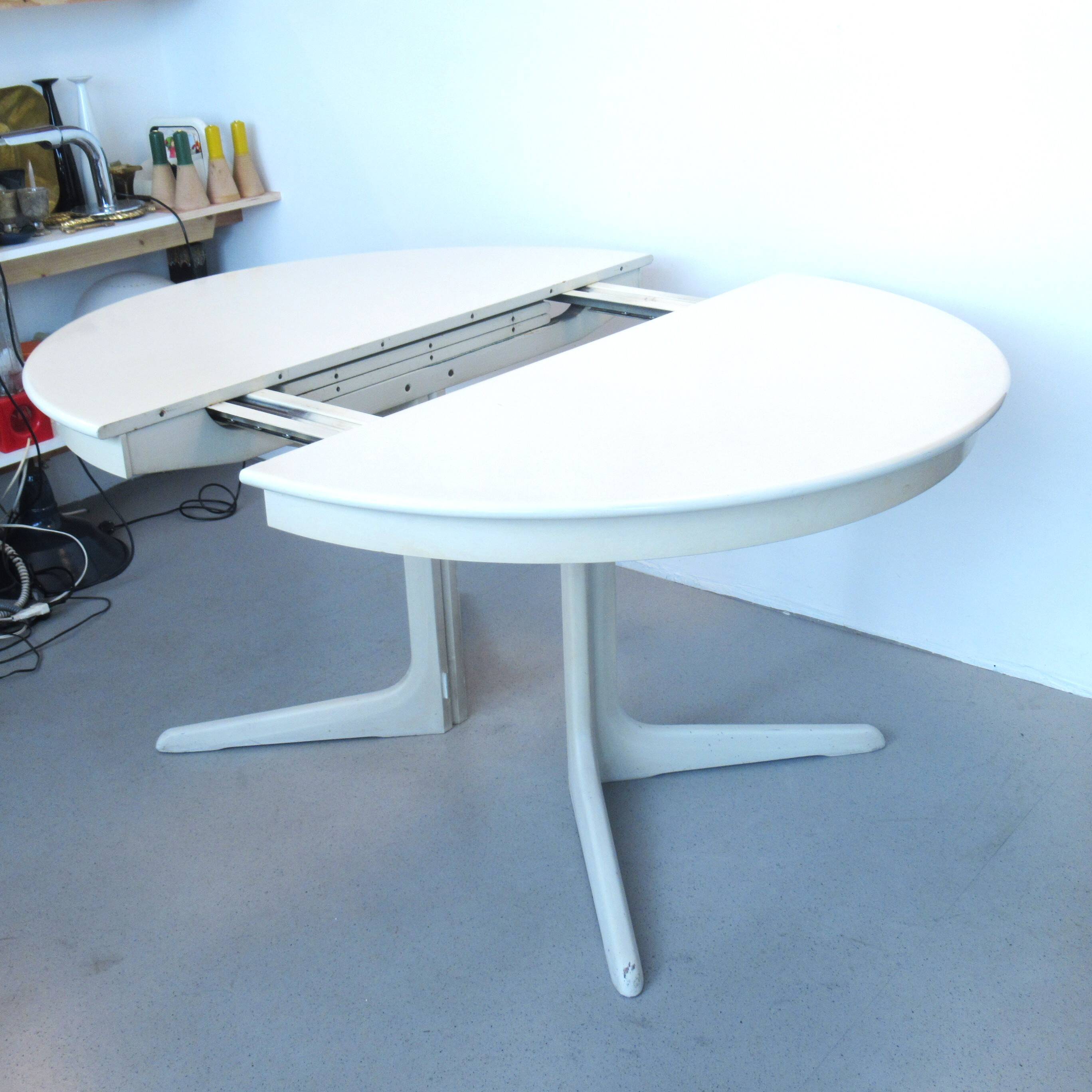 Extendable Danish dining room round table from the 1960s.