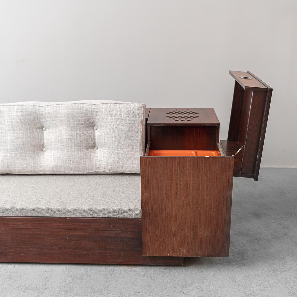 Canapé d'angle vintage avec compartiments de rangement et radio intégrée – design italien des années 1970