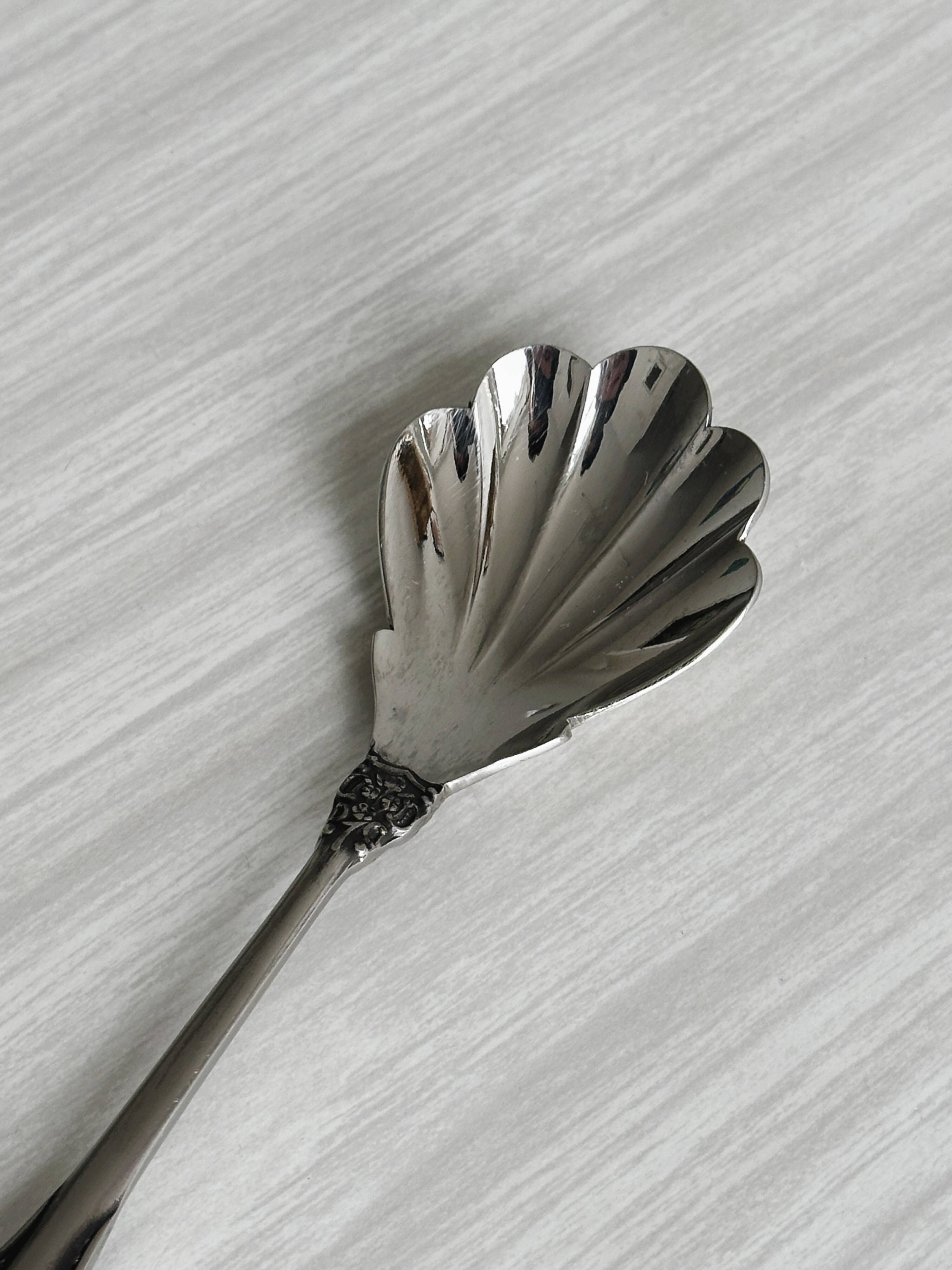 Cuillère en métal argenté décorative