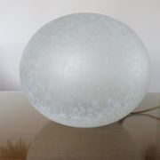 Lampe caillou Italienne en verre moucheté blanc années 80
