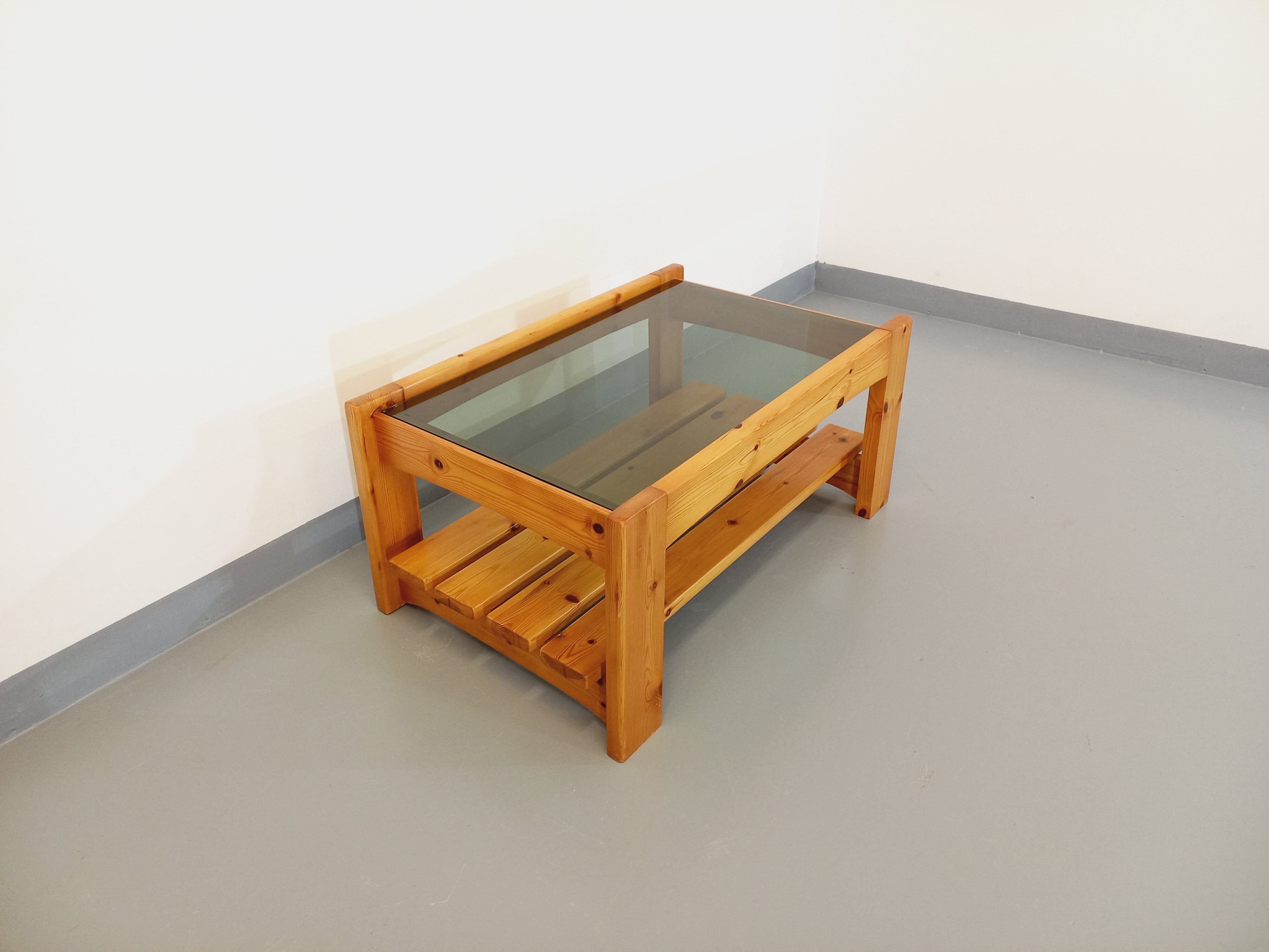Table basse vintage en pin et verre fumé des années 70 80
