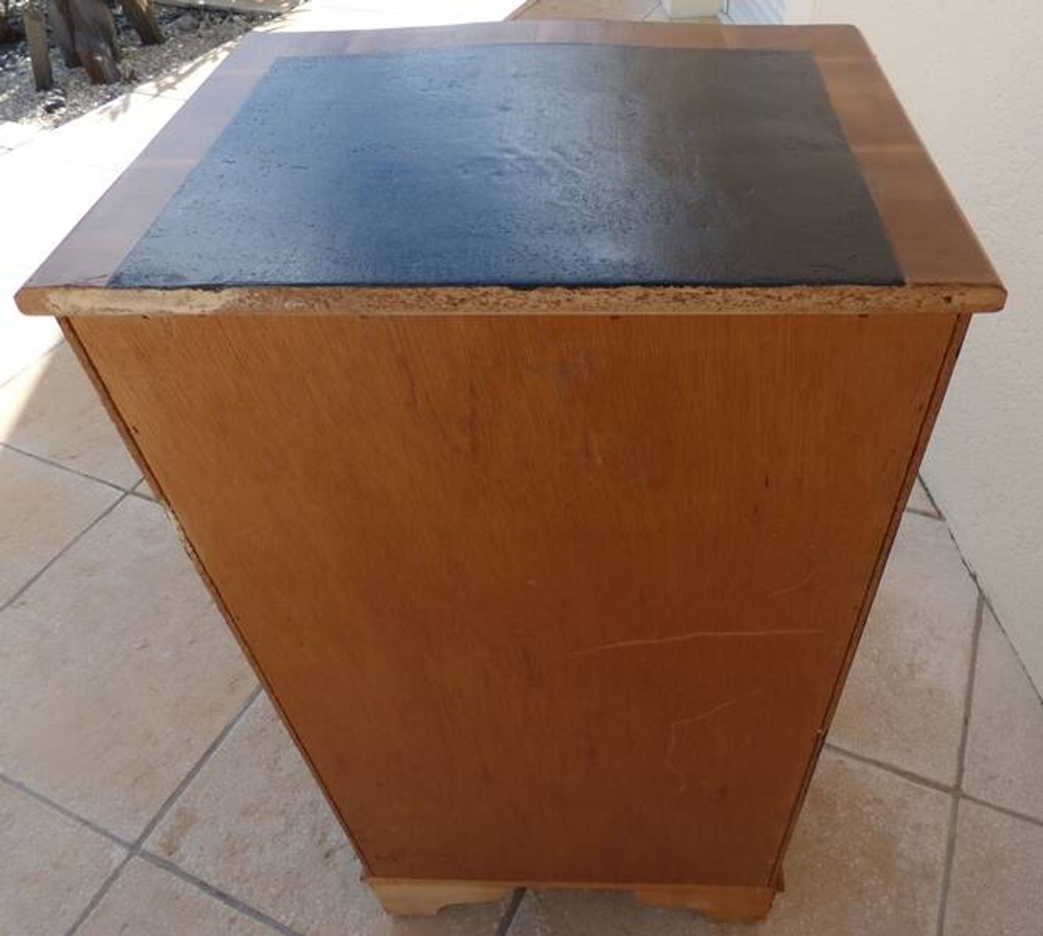 Louis XVI style chest of drawers in wood and cherry veneer.