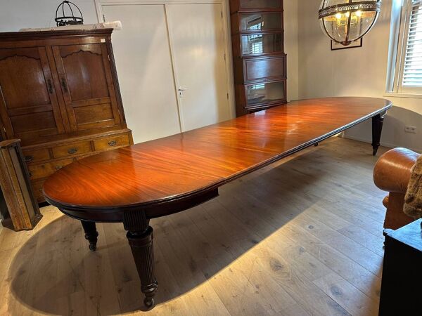 Très grande table à manger ancienne