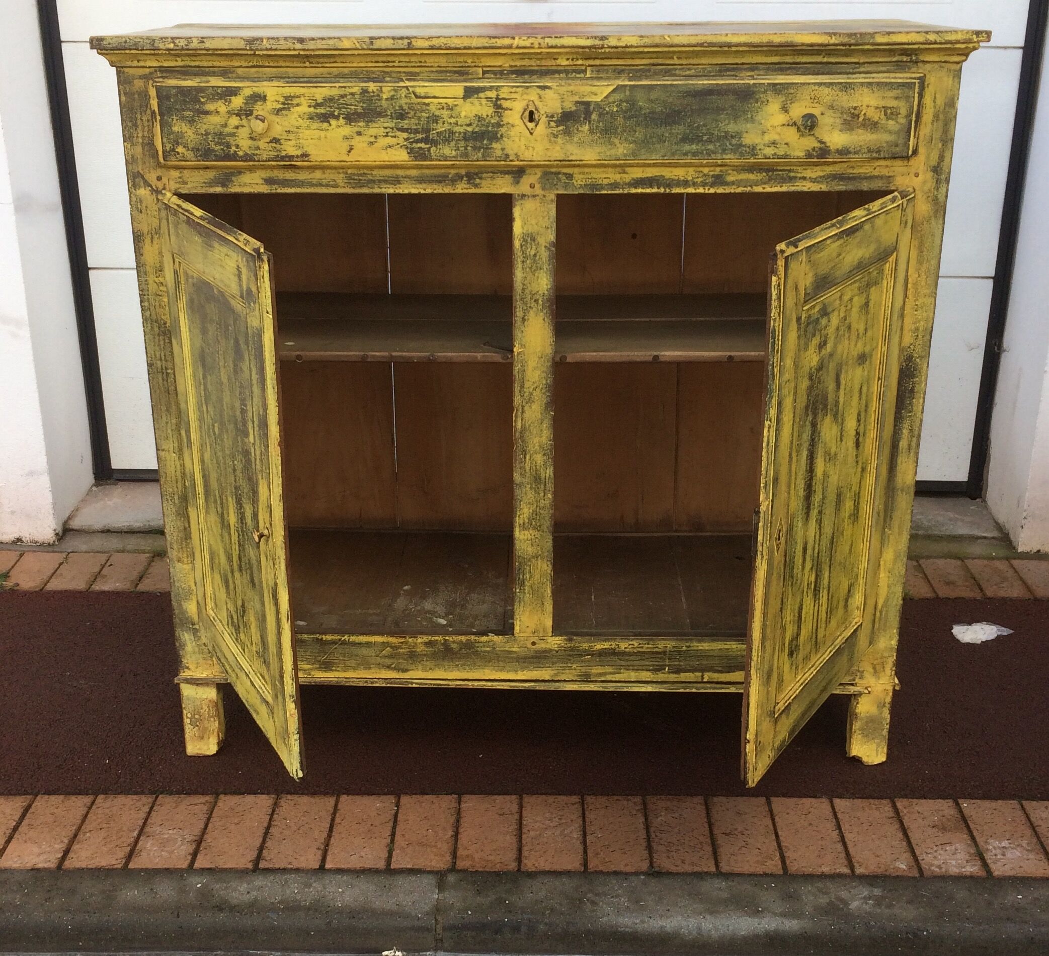 Buffet weathered yellow