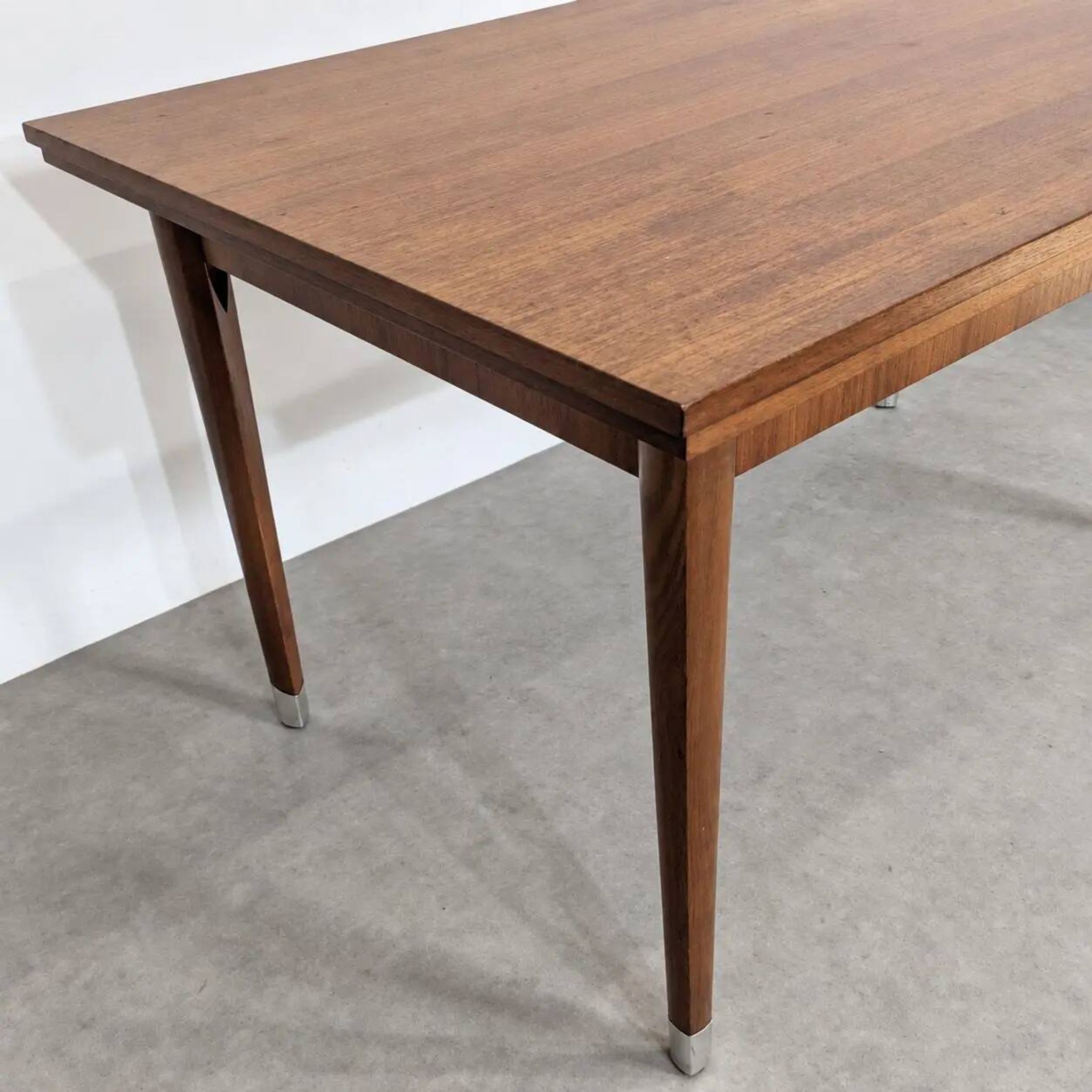 Table à manger de style mid-century moderne