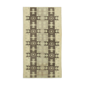 Tapis beige fait à la main des années 1960 147 cm x 275 cm