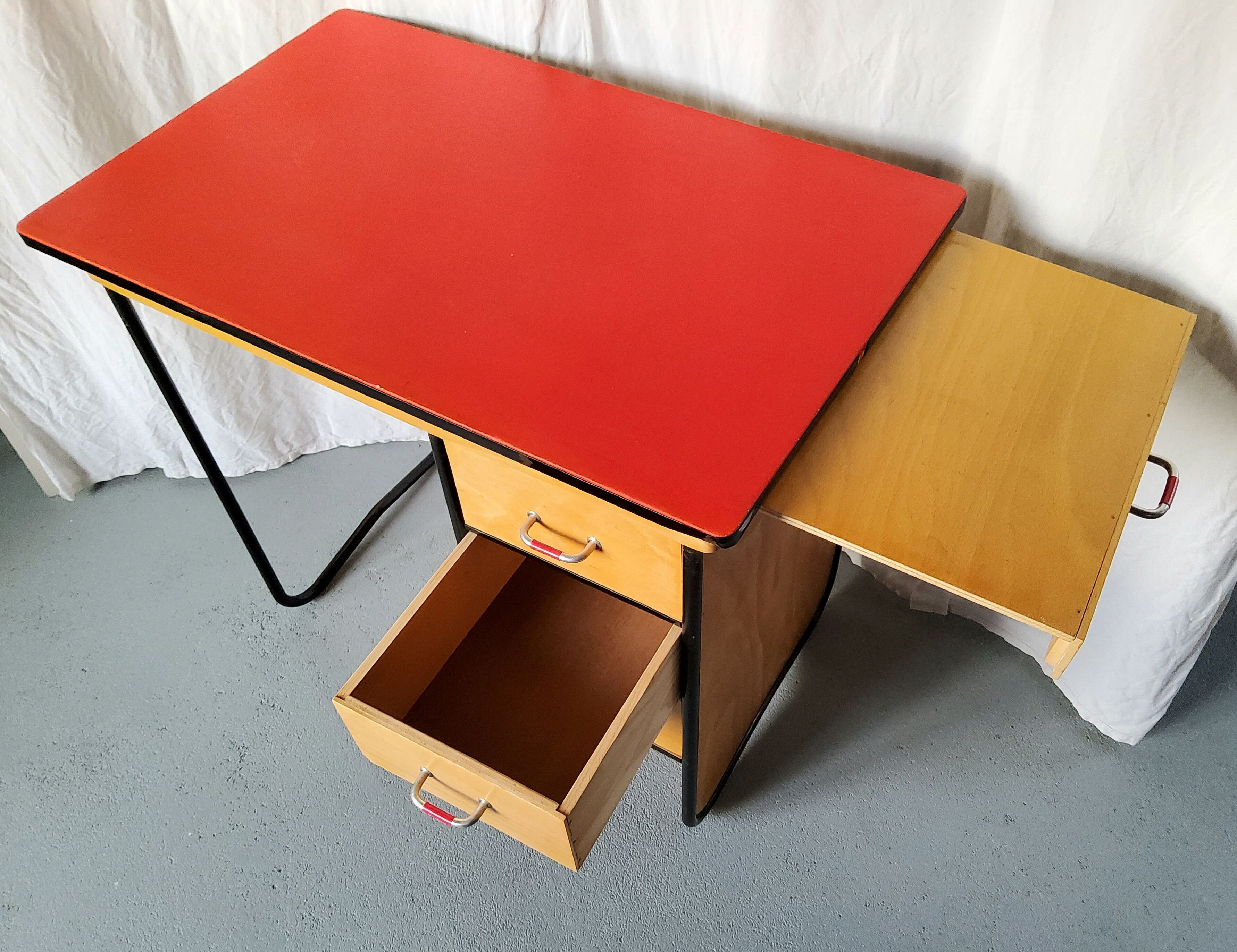 Teen desk and its chair