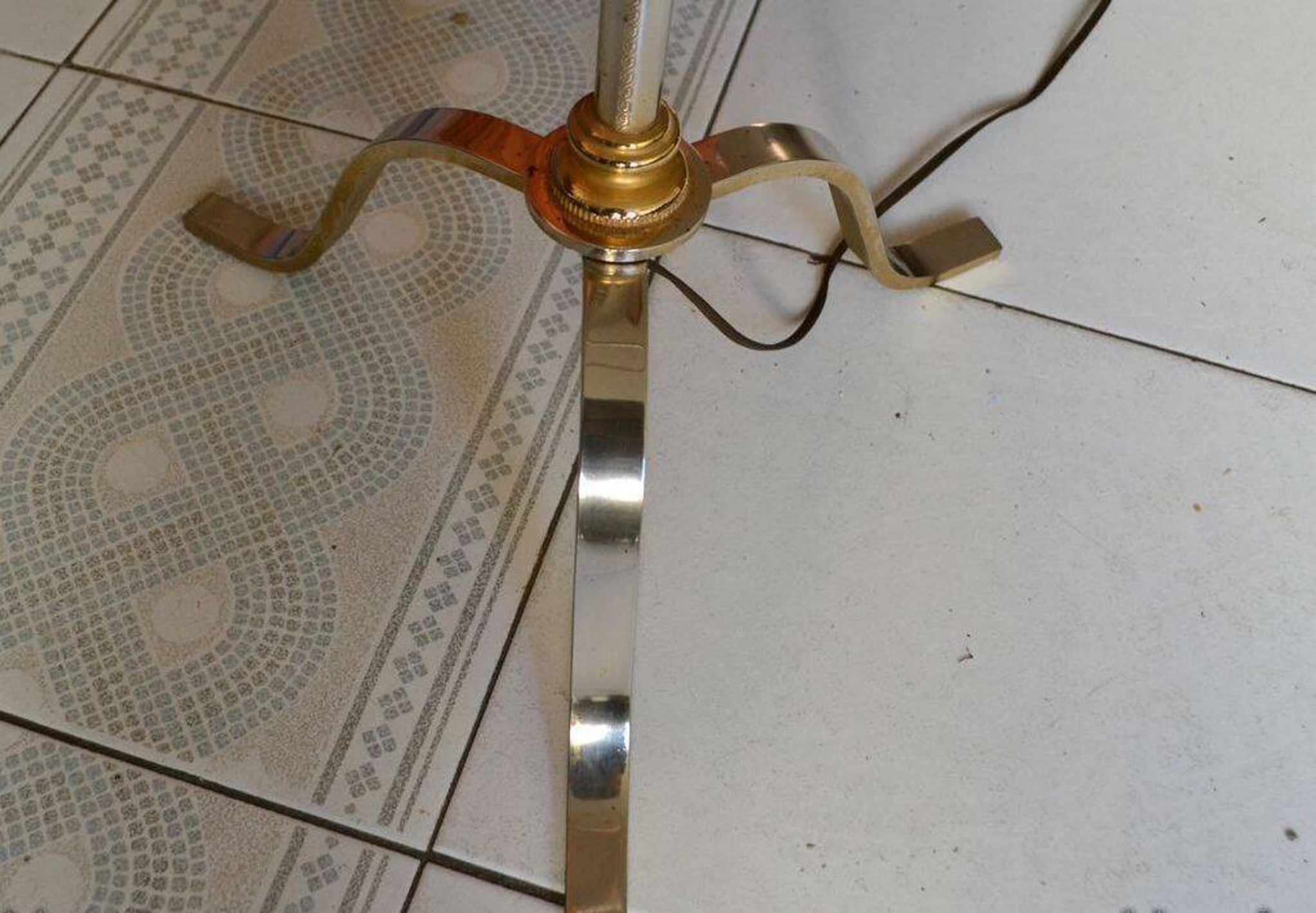 Vintage extendable tripod floor lamp in gold brass.