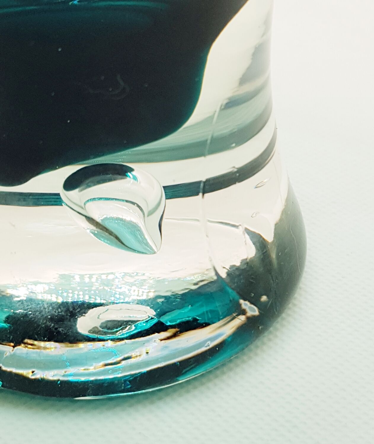Grand vase sur pied en verre sarcelle.