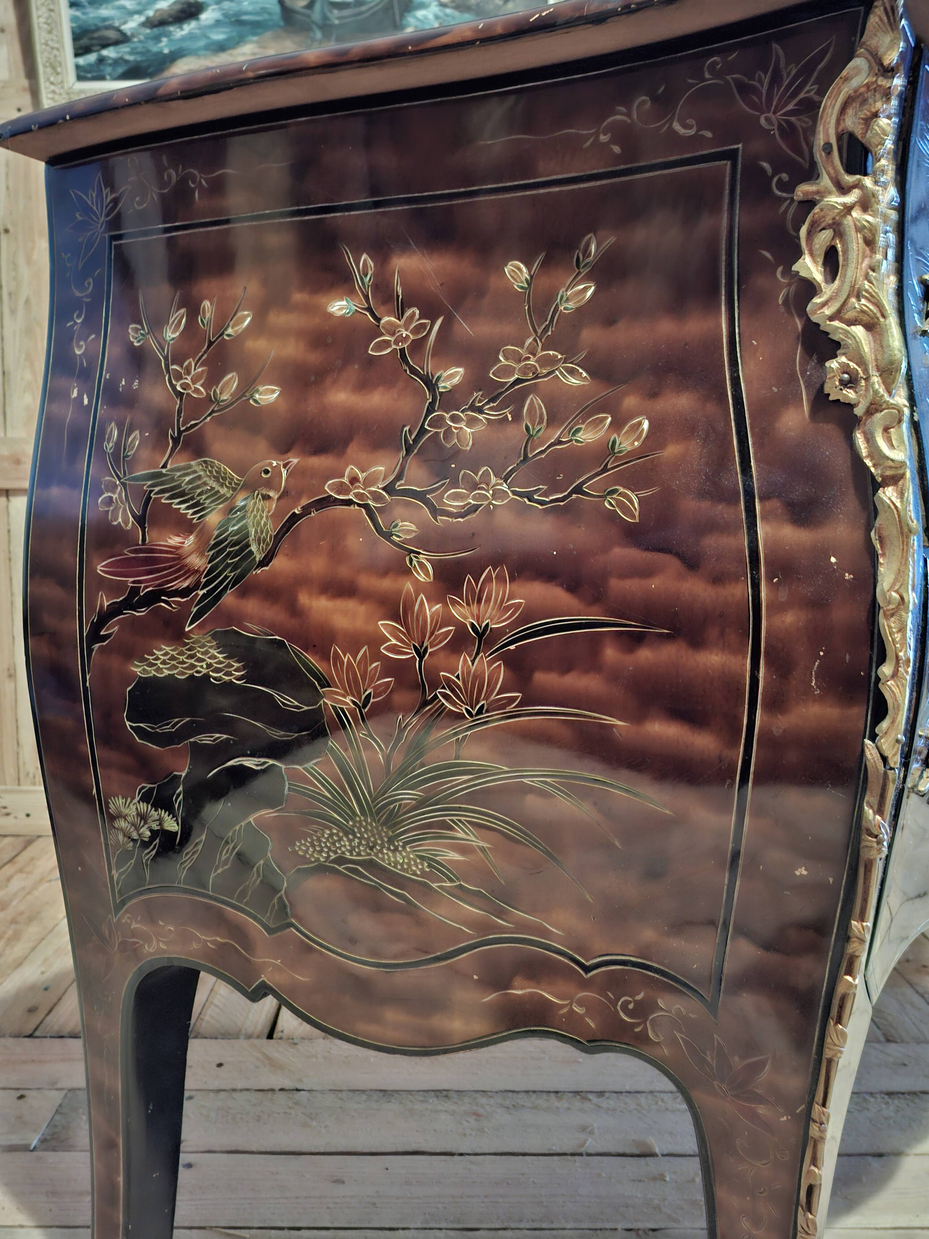 Commode sauteuse galbée en laque à décor Chinois époque début XXeme (om)
