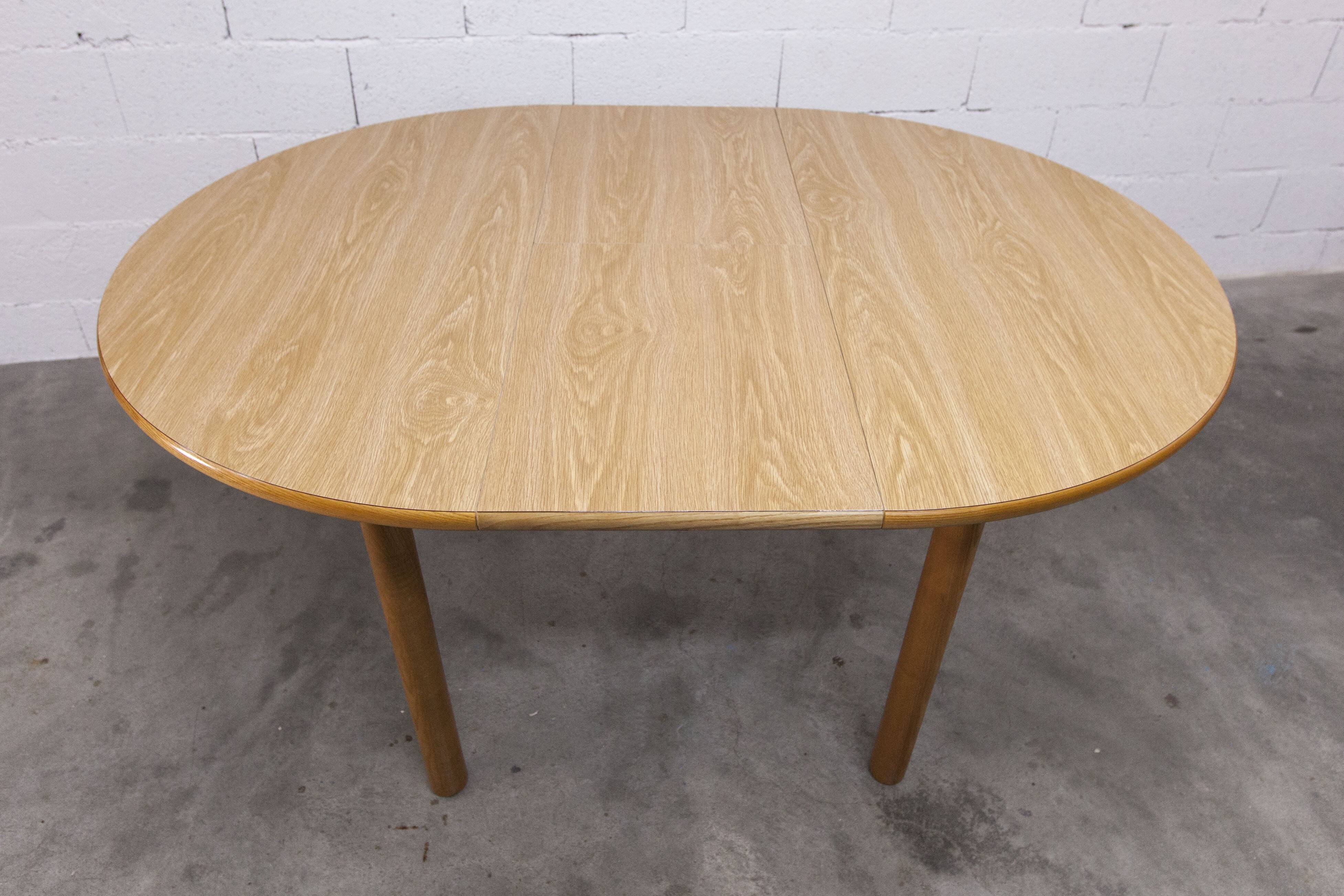 Danish ensemble transformable table 114 cm / 154 + 4 modernist chairs from the 1970s.