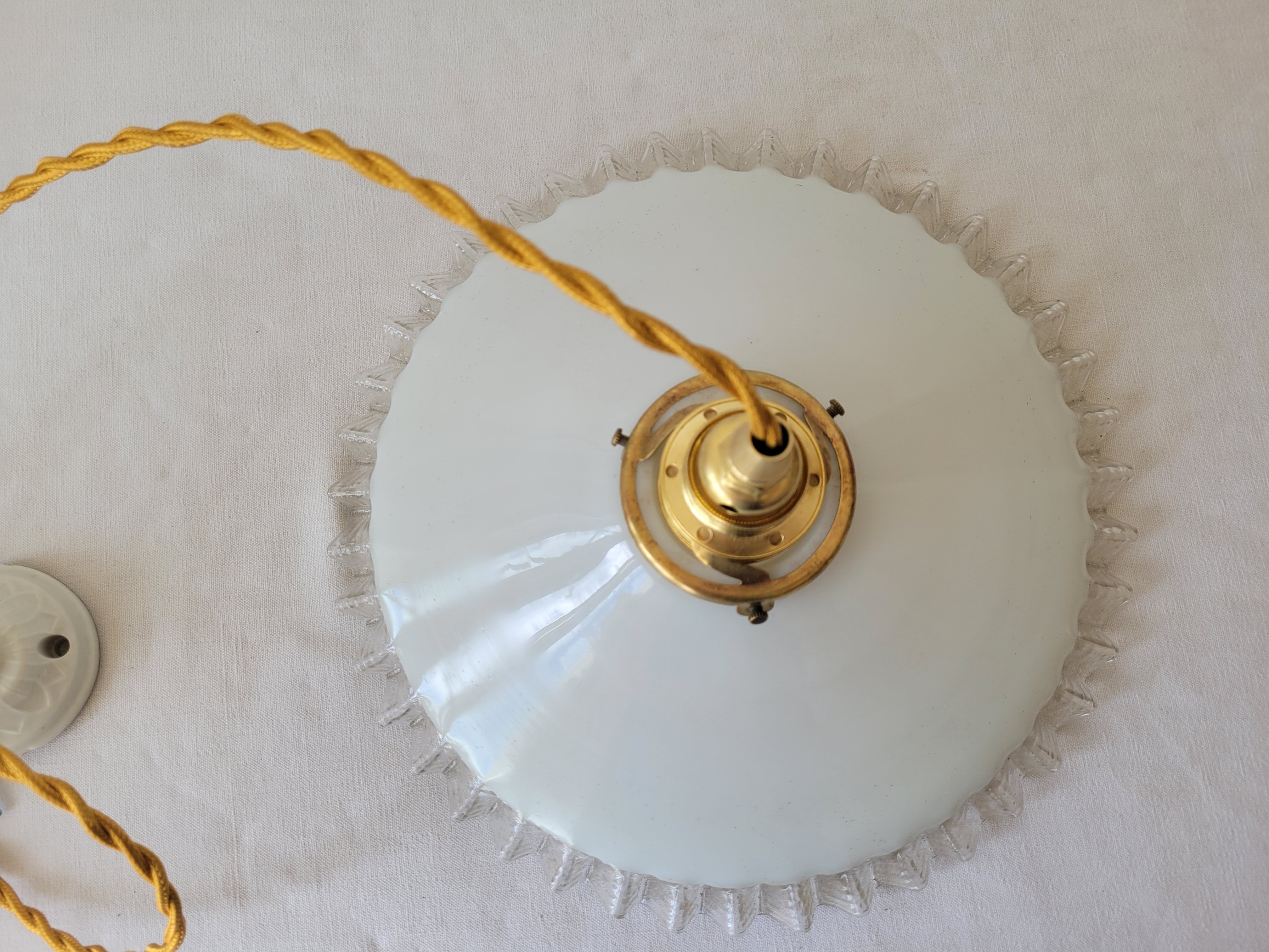 Suspension en opaline dentelée