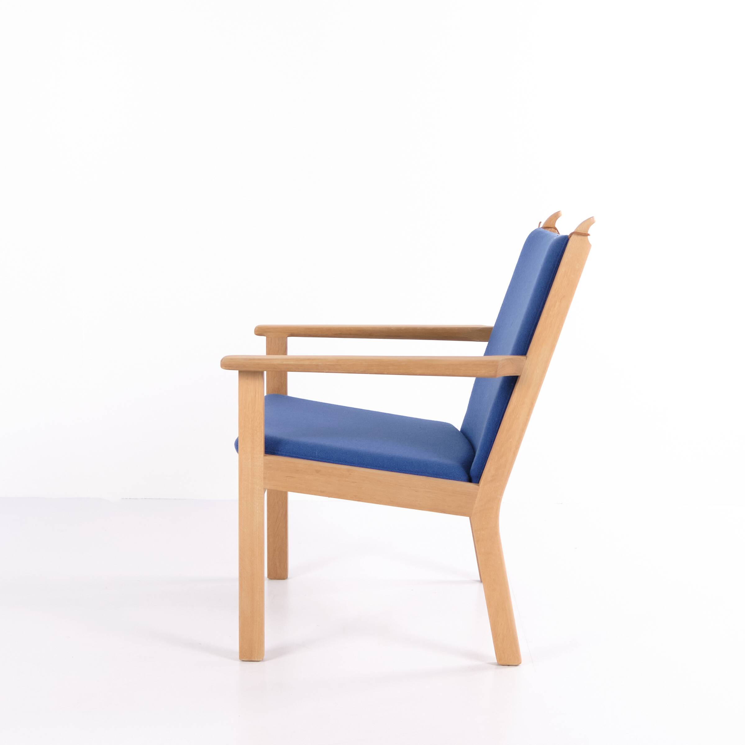 Hans J. Wegner – Lounge chair GE 284 – Getama – Oak & blue wool