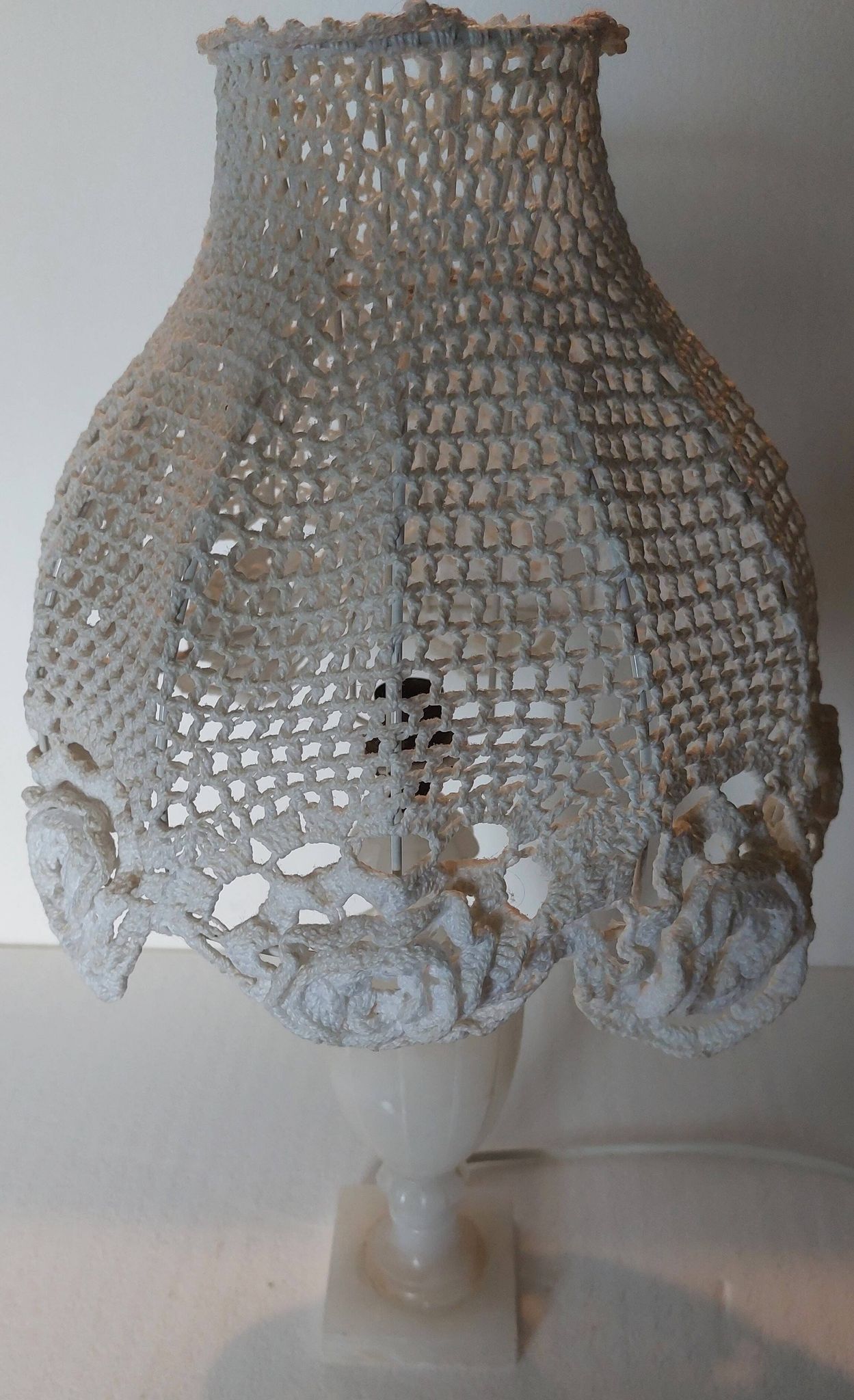 lampe en albâtre avec abajour en crochet
