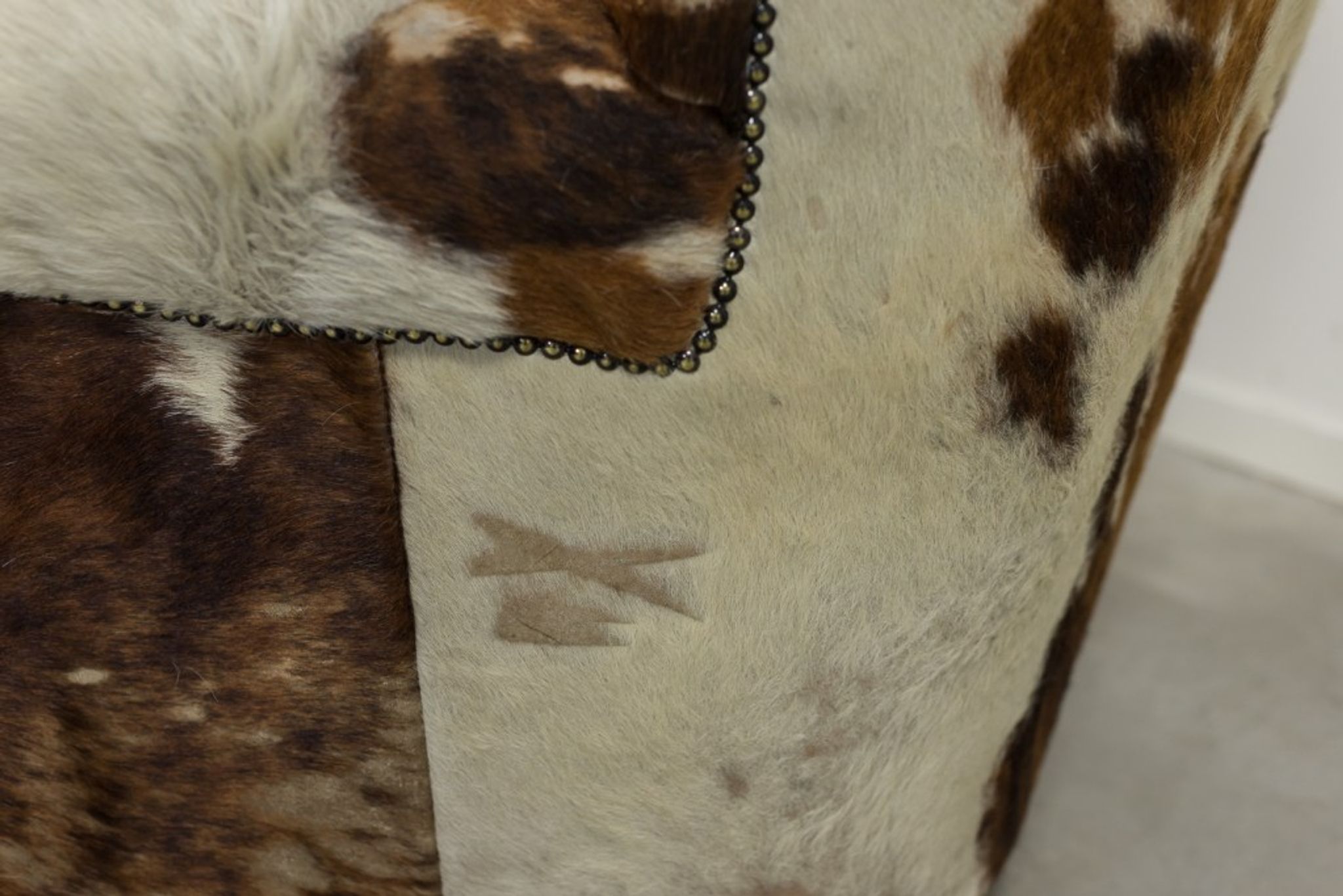 Fauteuil art déco en peau de vache