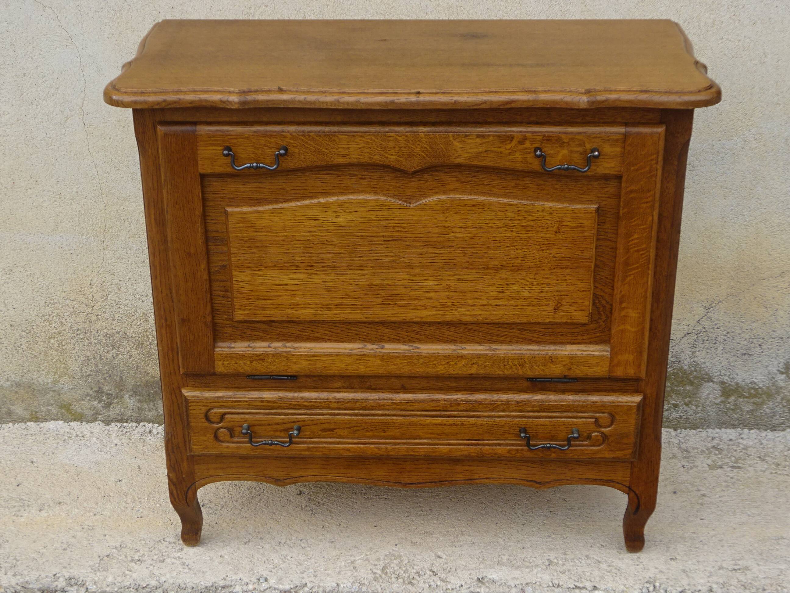 Small oak sideboard with 1 drawer and 1 drop-down door.