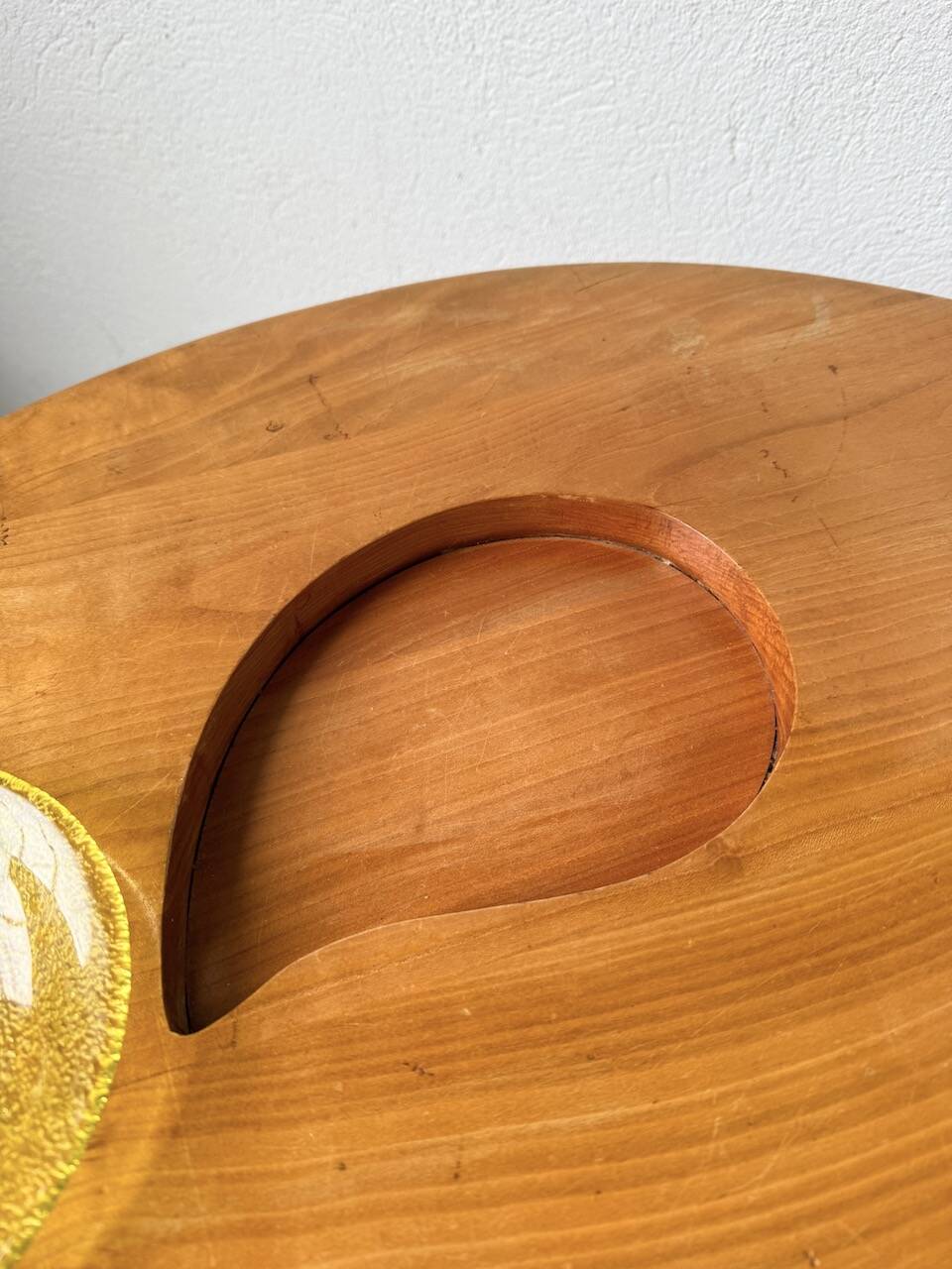 Tables basses en orme formant une goutte