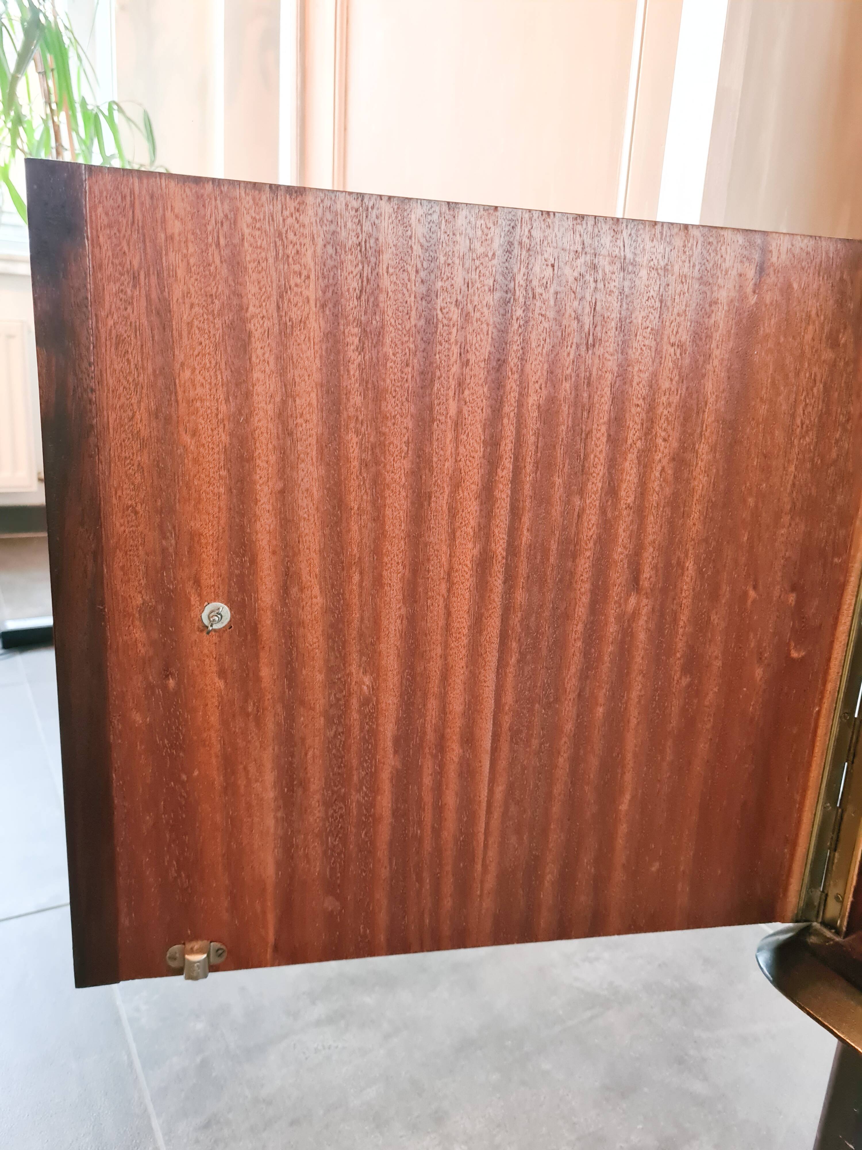 Enfilade en bois foncé et finitions laiton pieds compas