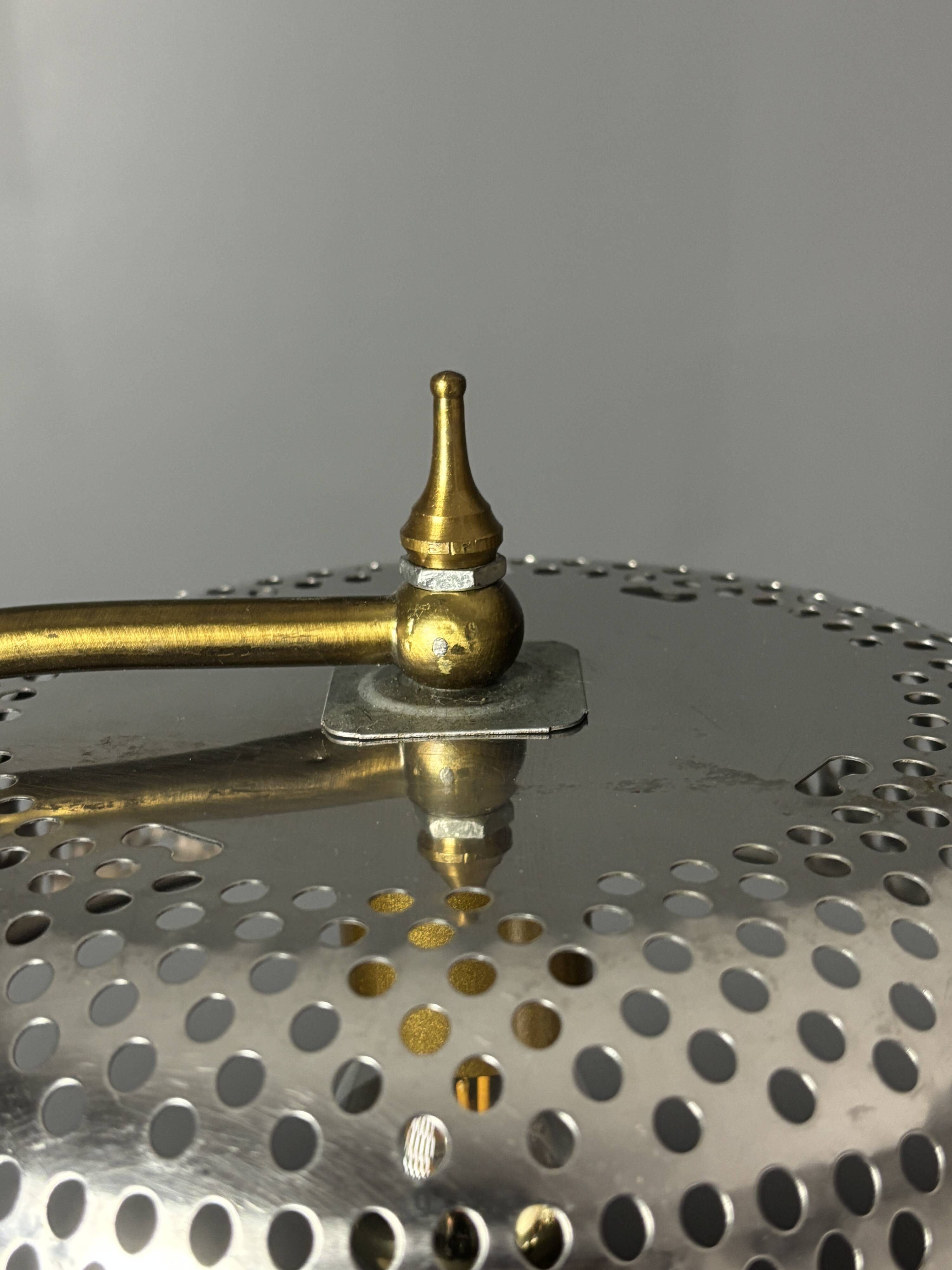 Lampe de table sculpturale ajustable des années 1960 avec abat-jour perforé.
