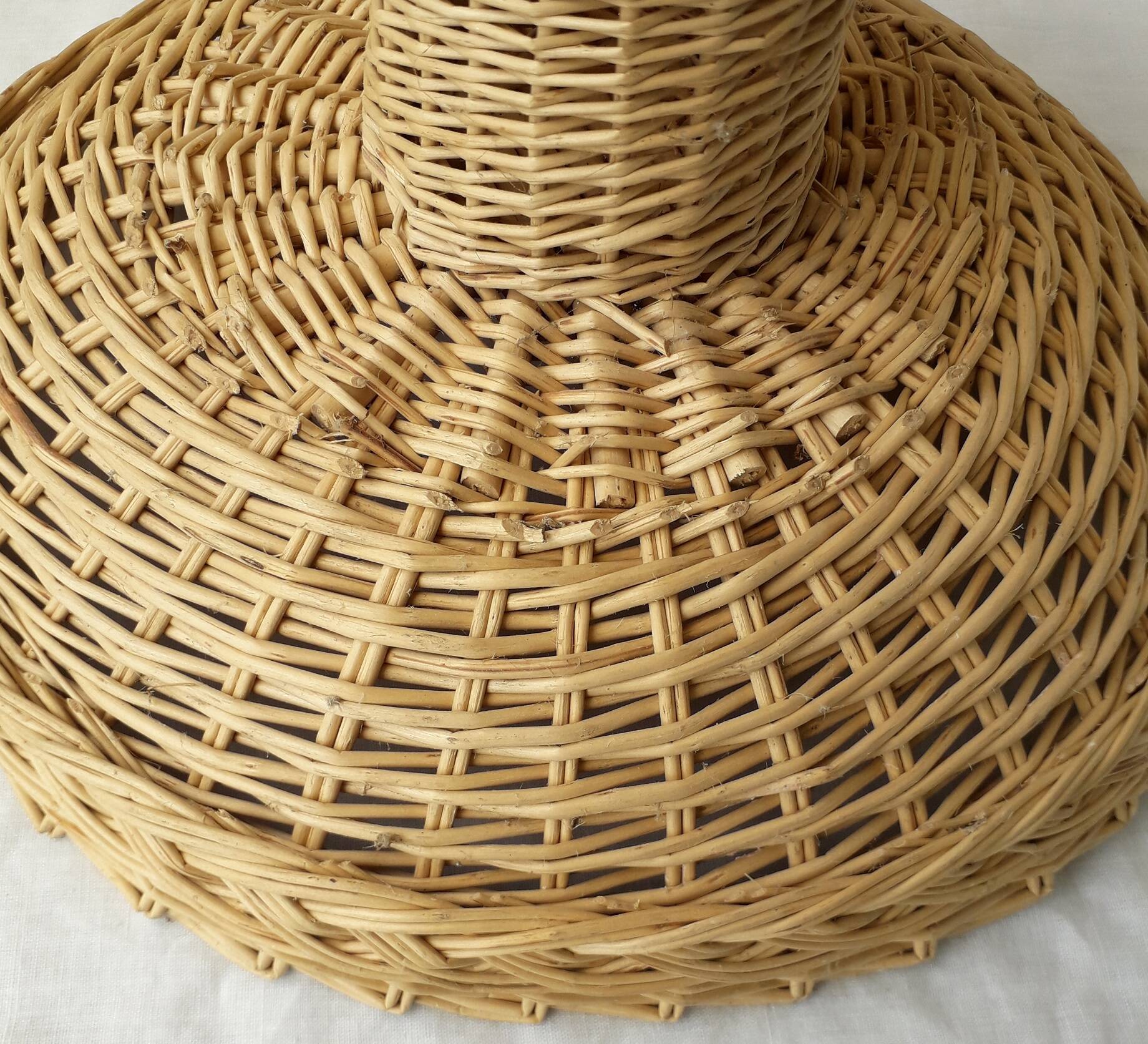 Wicker bowl on foot