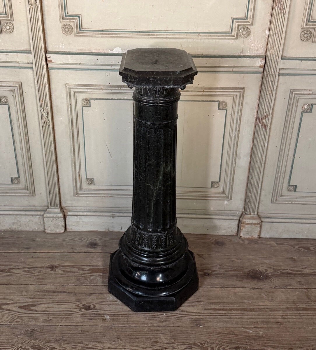 Column in green serpentine marble, circa 1880