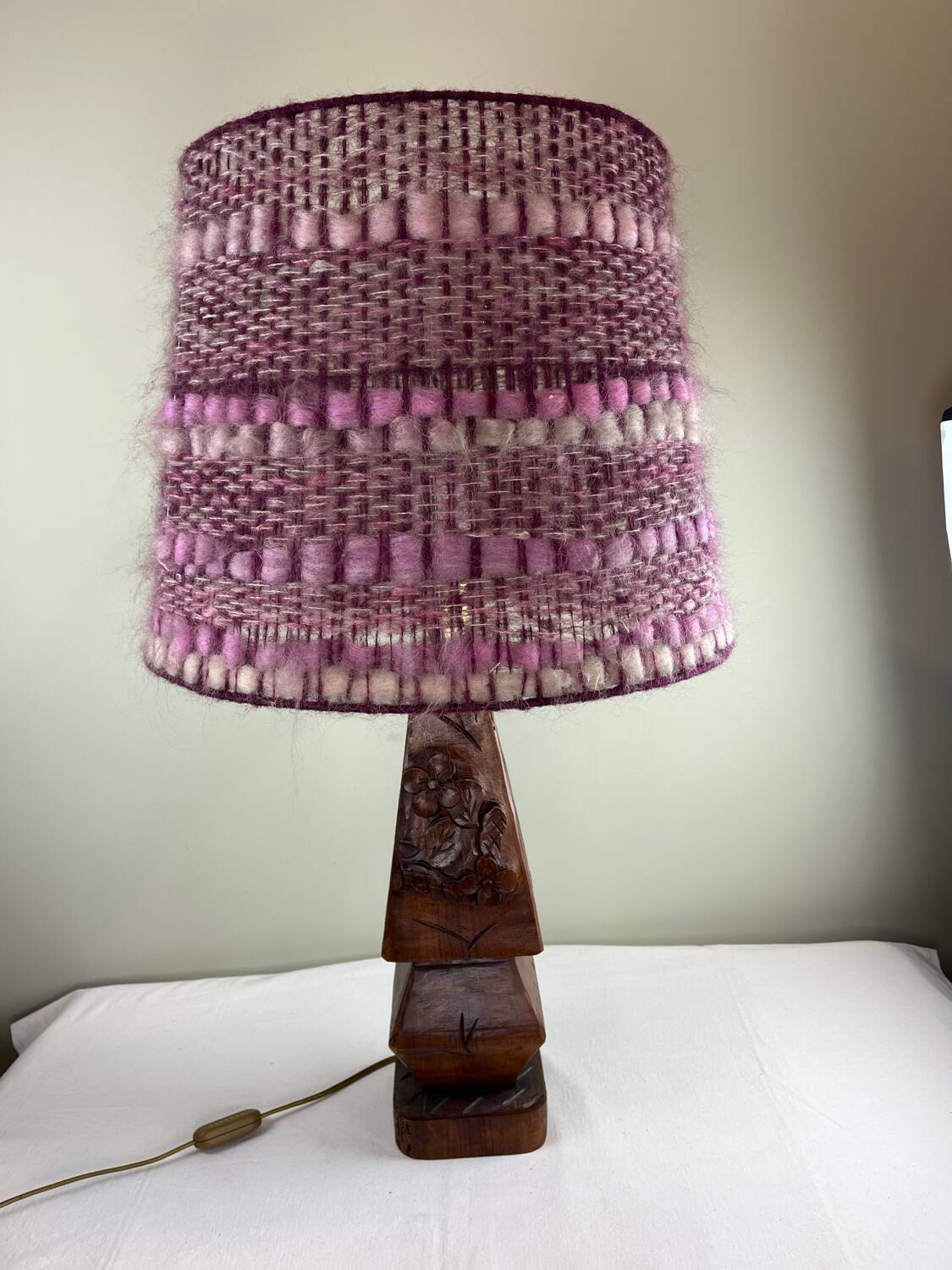 Lampe de table en bois sculpté, abat-jour en laine