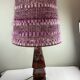 Lampe de table en bois sculpté, abat-jour en laine