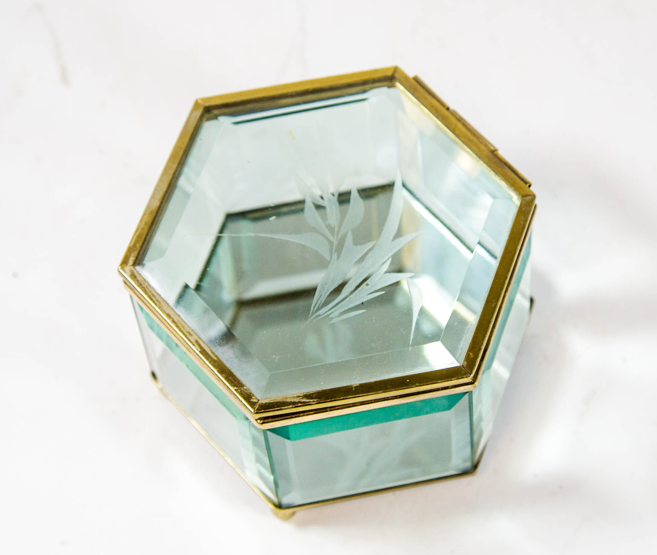 Boîte à bijoux vintage verre en laiton et à facettes conception hexagonale