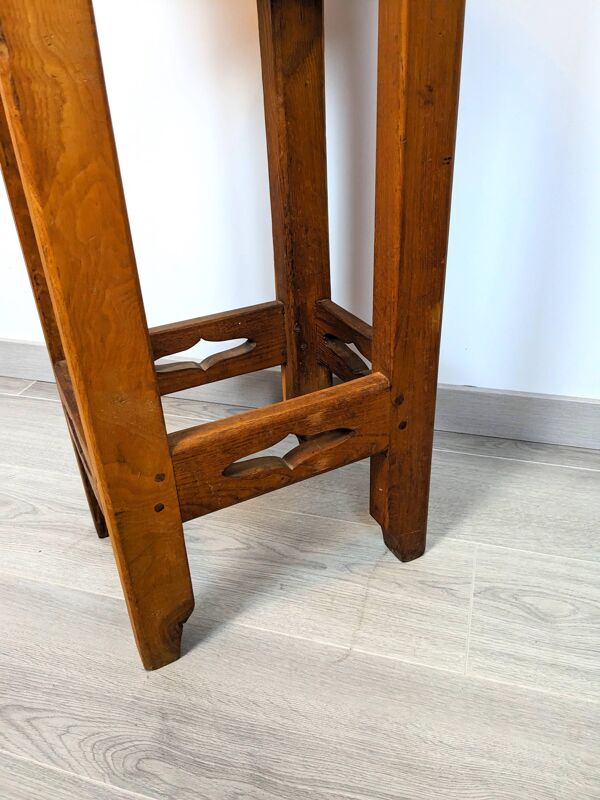 Sellette brutaliste en bois massif