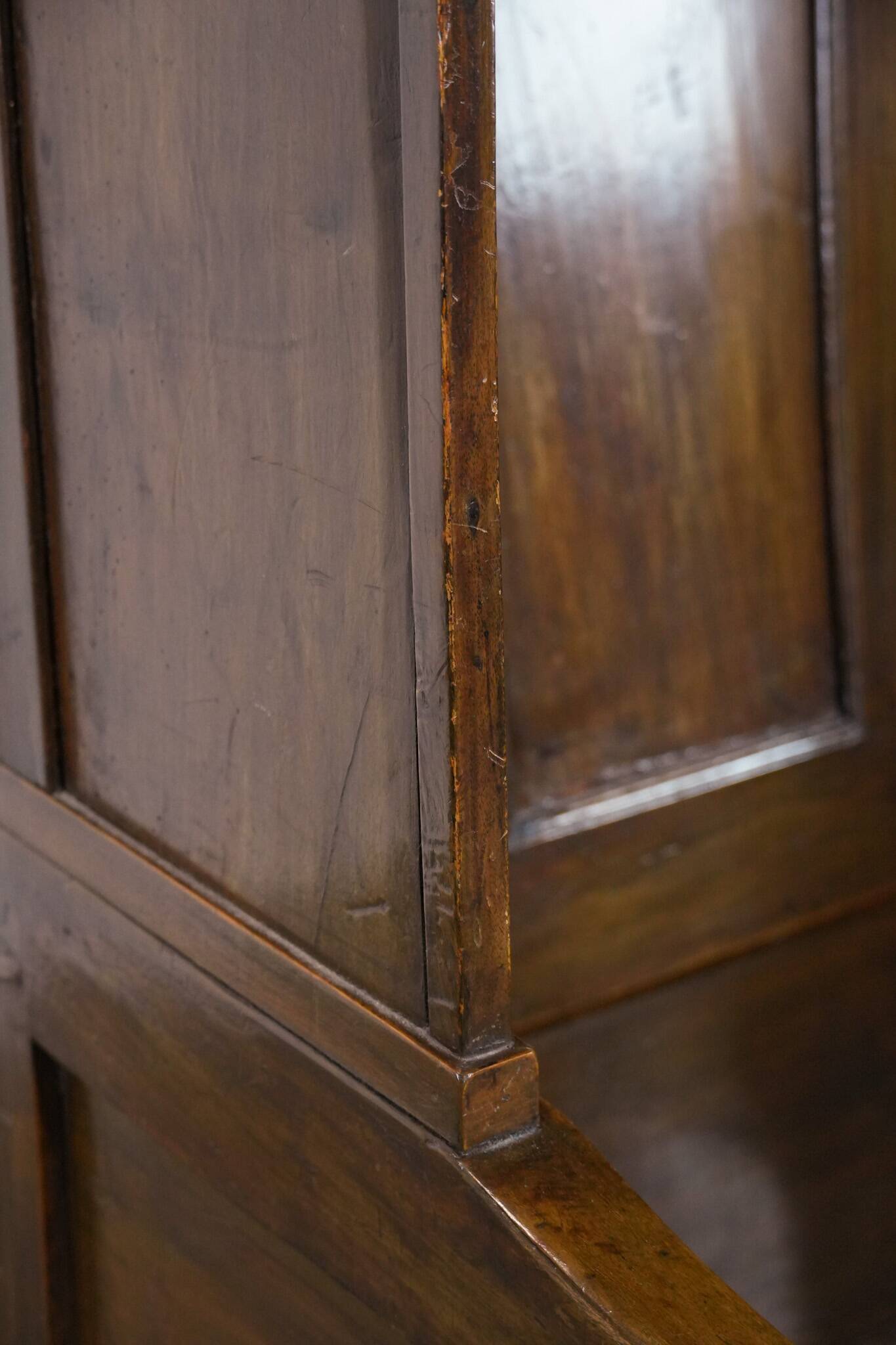 Chaise d'agnelage anglaise ancienne à capuchon du XVIIIe siècle, de forme particulière.