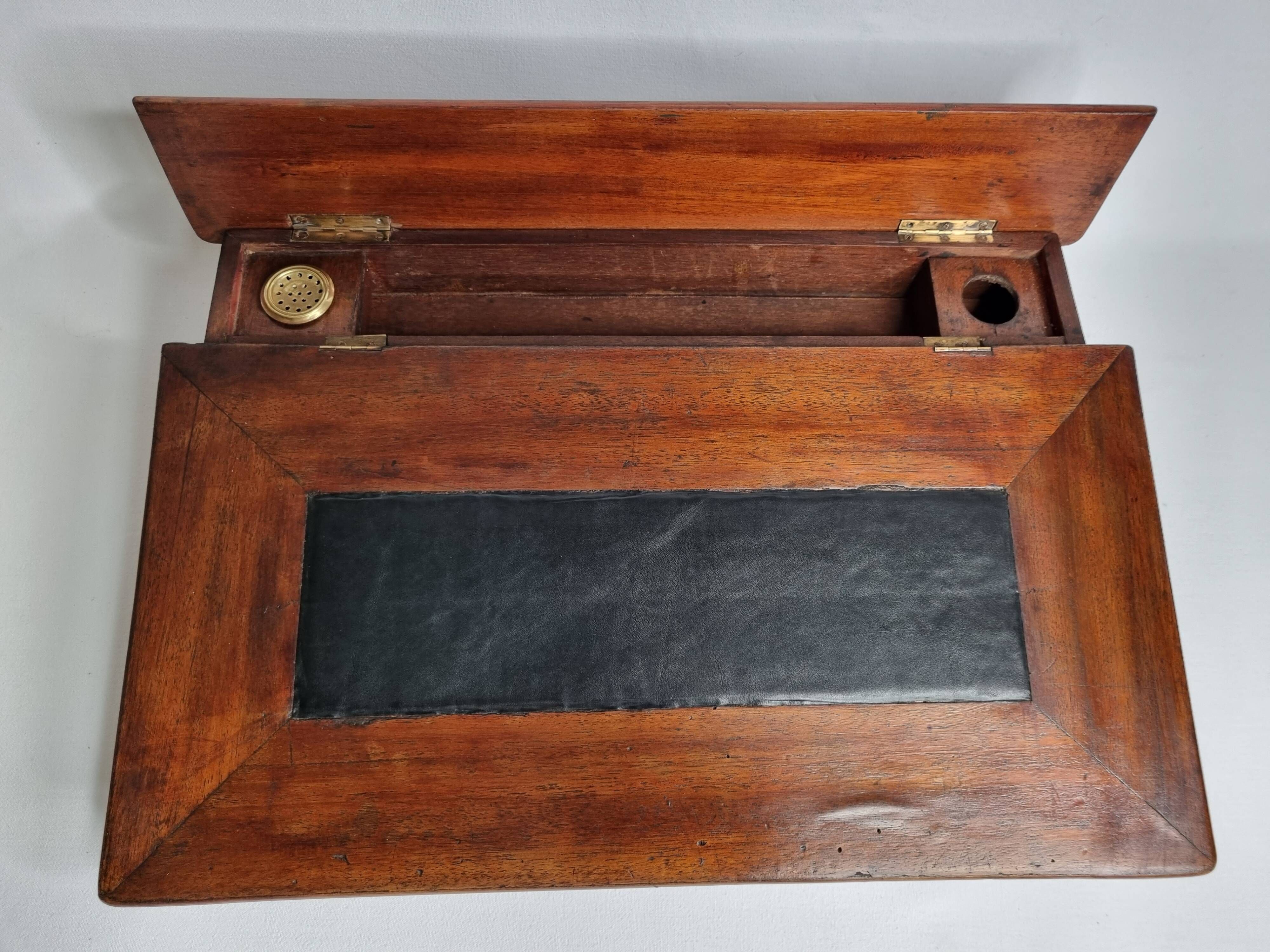 Écritoire de voyage antique du XIXe siècle en cuir et bois, 45 cm