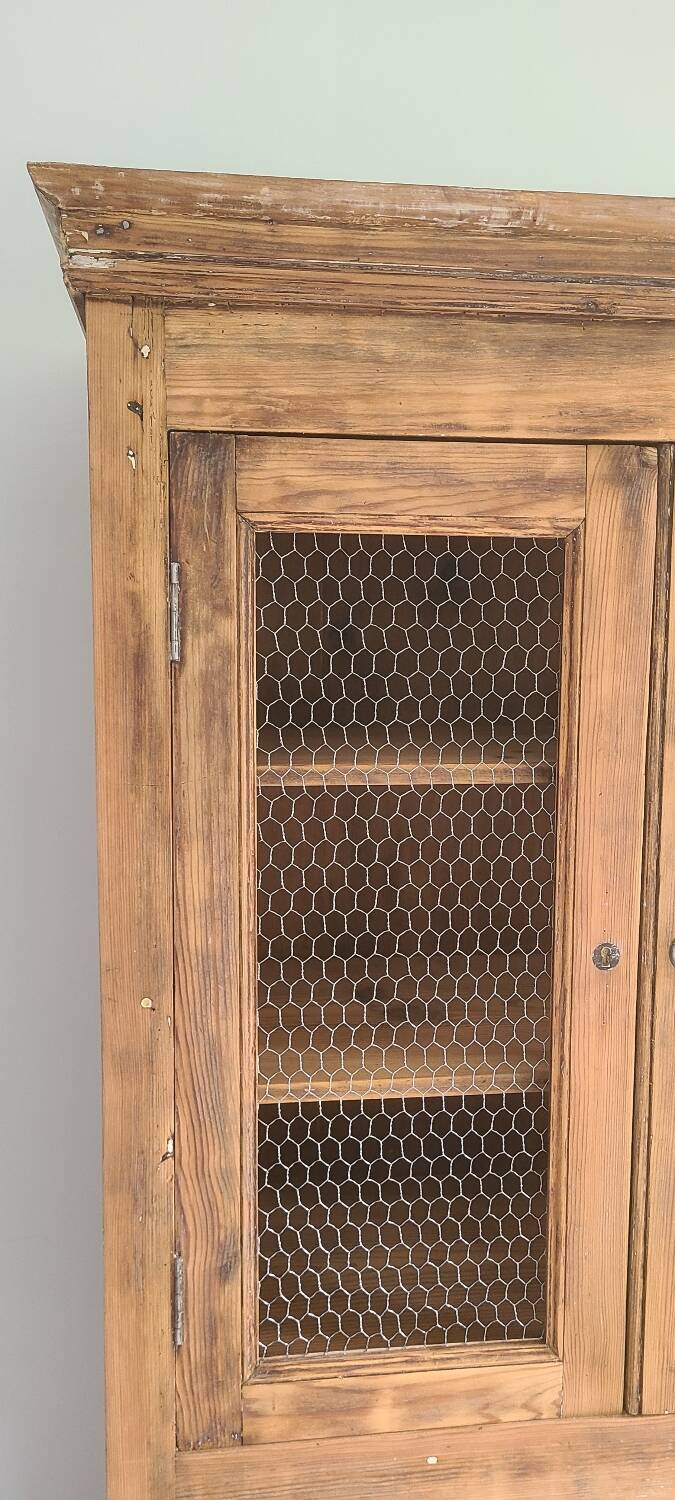 Wooden mesh linen cupboard