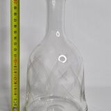 Carafe en verre taillé, motif entrecroisé, hauteur 22 cm, numérotée sous la base