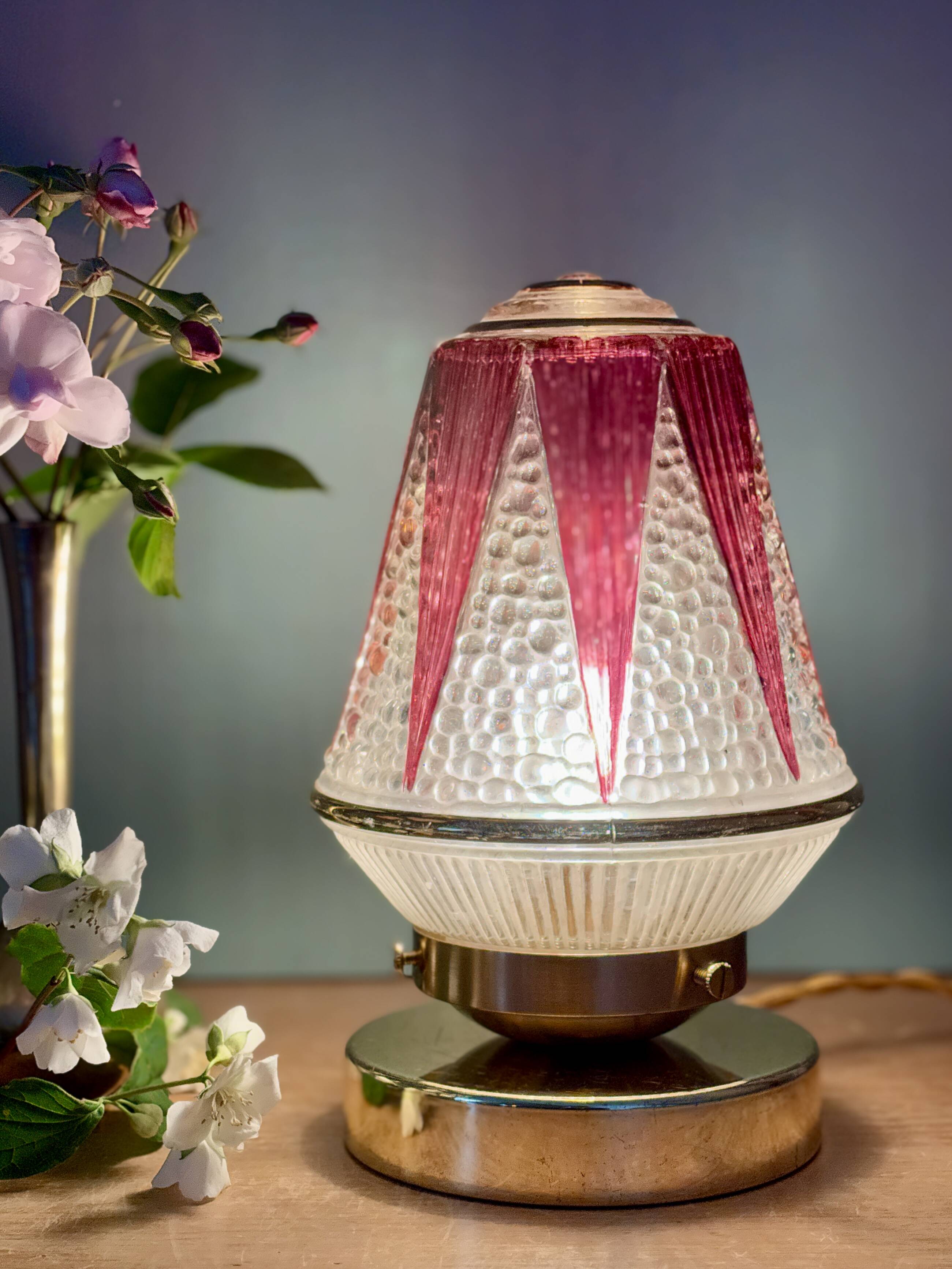 Vintage Art Deco globe table lamp in transparent and purple glass.