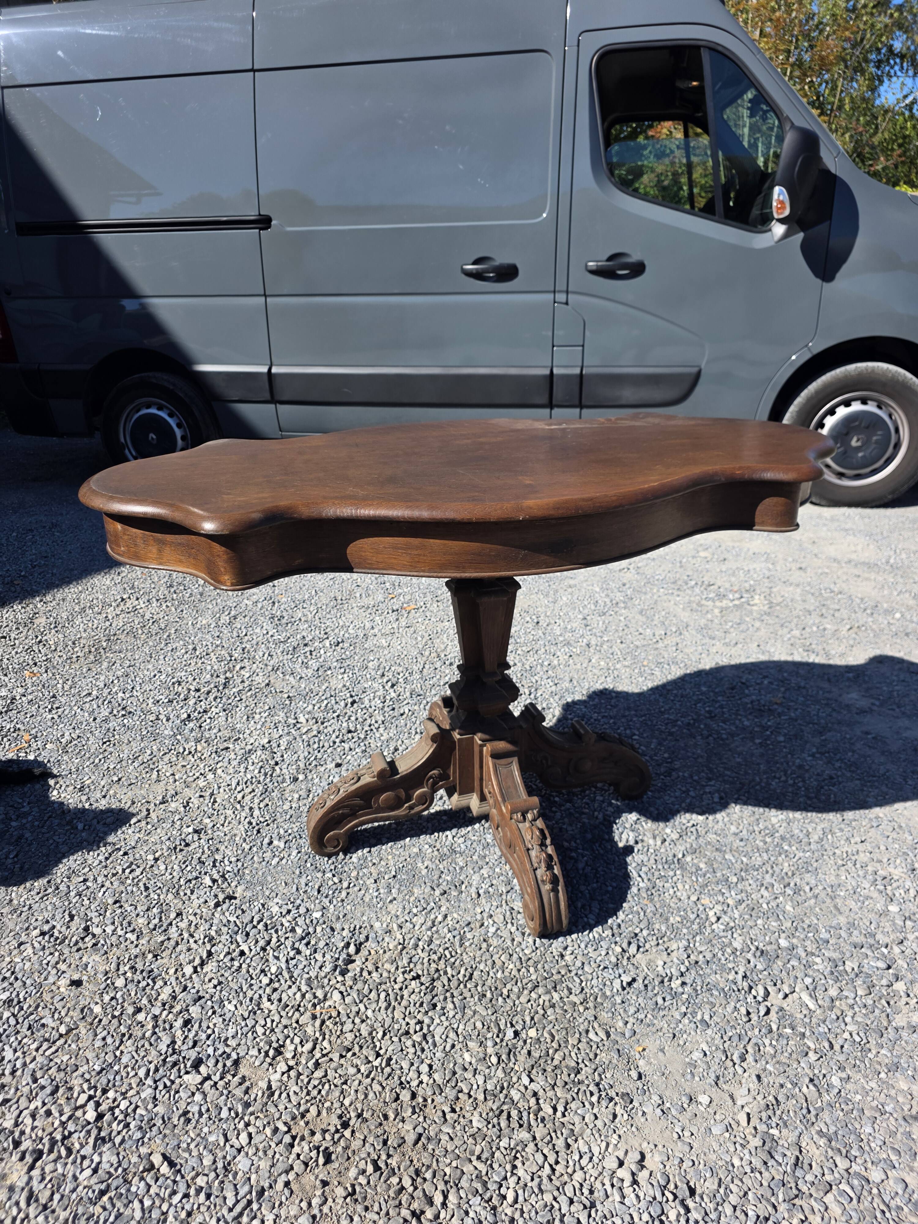Antique round table in solid oak