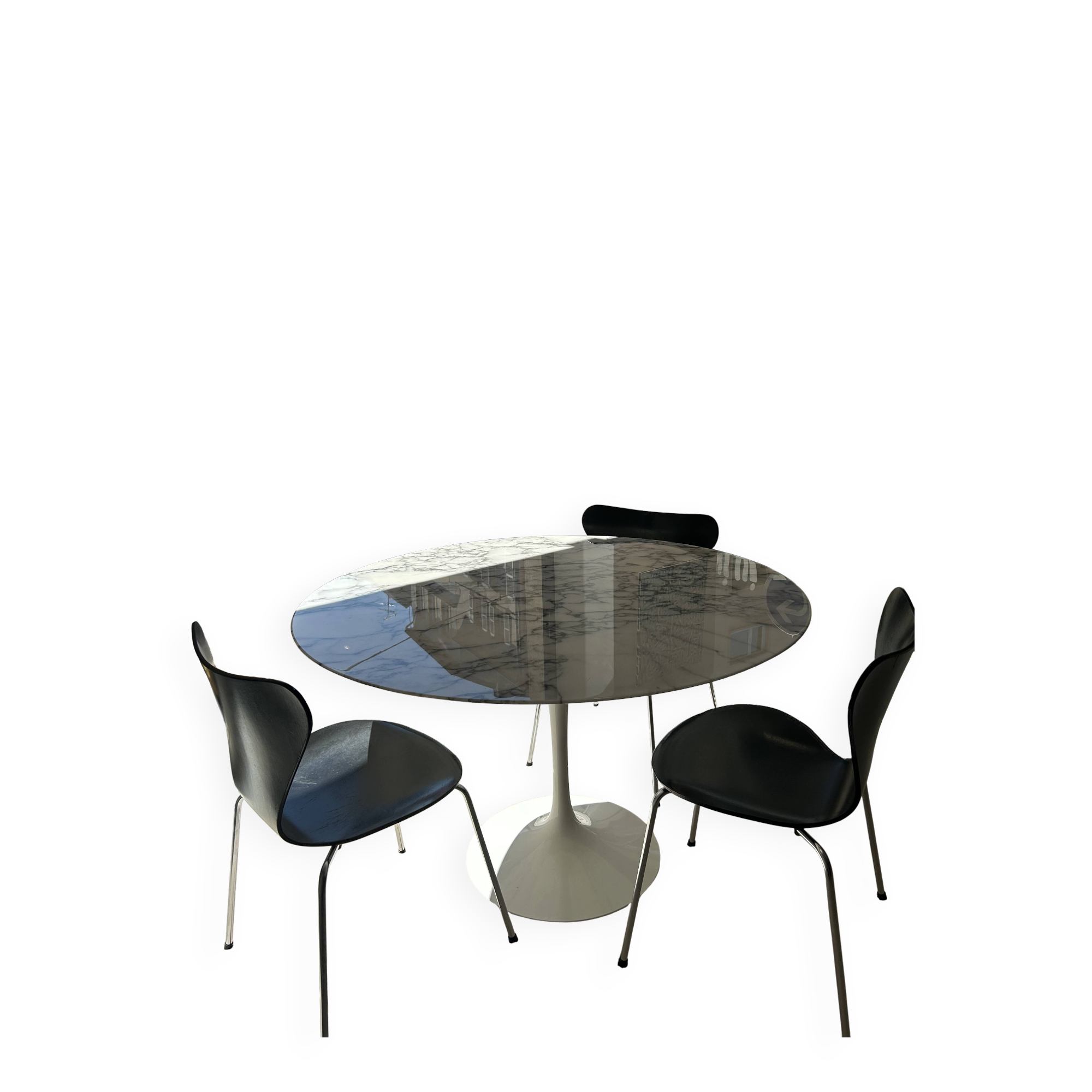 Knoll Tulip Saarinen round table with Arabescato marble