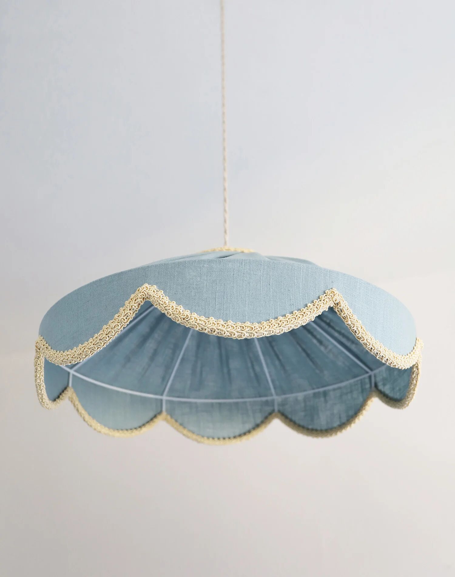 Suspension in a solid floral shape Cosette "mineral blue"