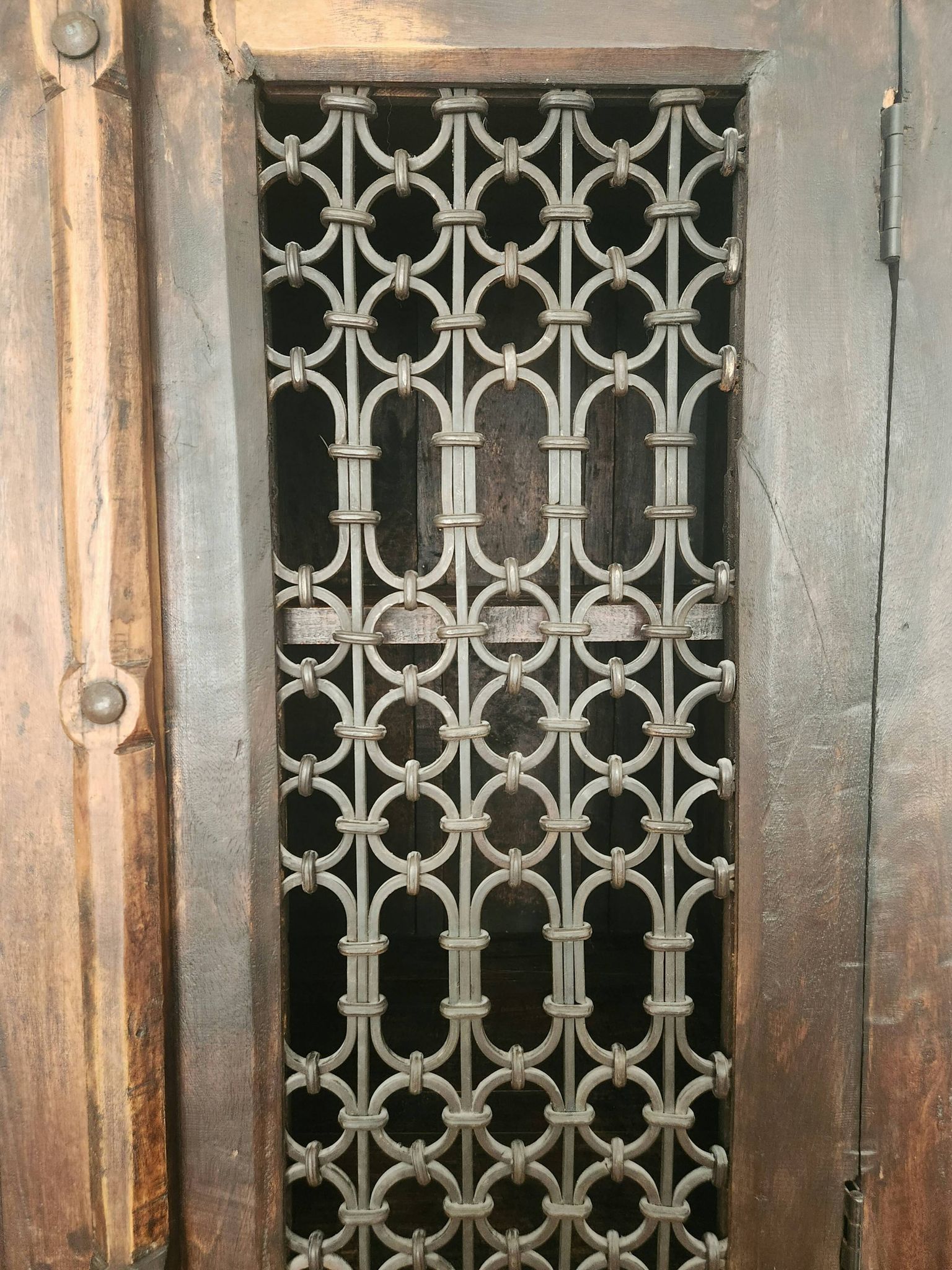 Massiv antik kolonial Schrank geschnitzt Holz Türen Gusseisen Gitter, Bali