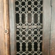 Massiv antik kolonial Schrank geschnitzt Holz Türen Gusseisen Gitter, Bali
