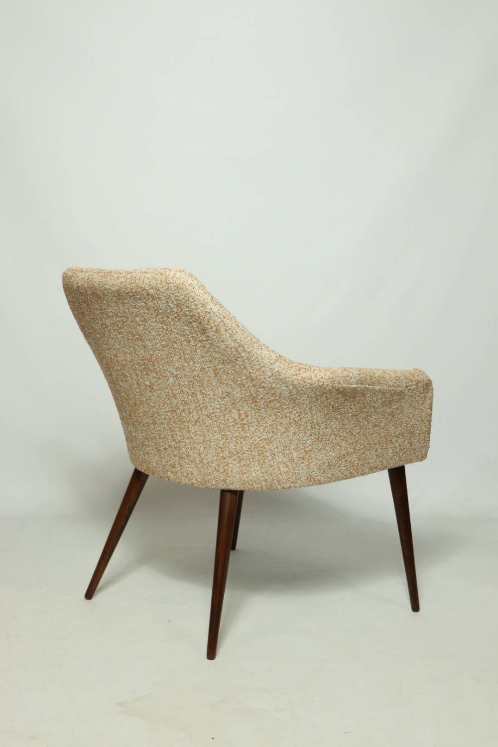 Modern fauteuil en bois orange polka dot bouclé tissus 1960 cocktail fauteuil de salon
