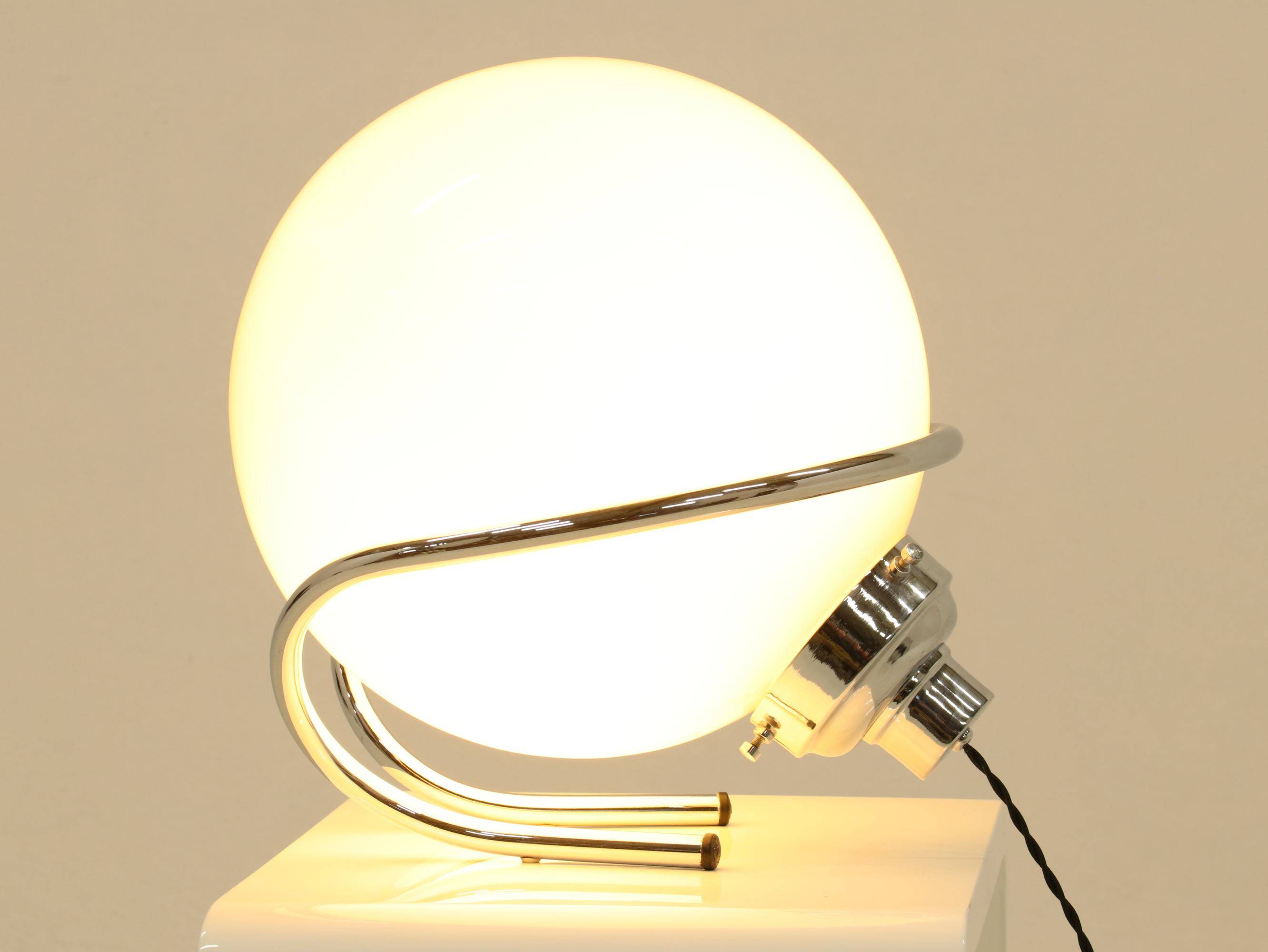 Lampe de table globe en chrome et verre blanc, Italie, années 1970