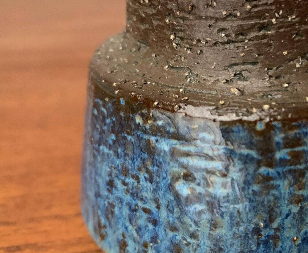 Minimalist studio pottery vase from mid-century Danish artist Michael Andersen, Bornholm, 1960s.