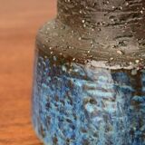 Minimalist studio pottery vase from mid-century Danish artist Michael Andersen, Bornholm, 1960s.