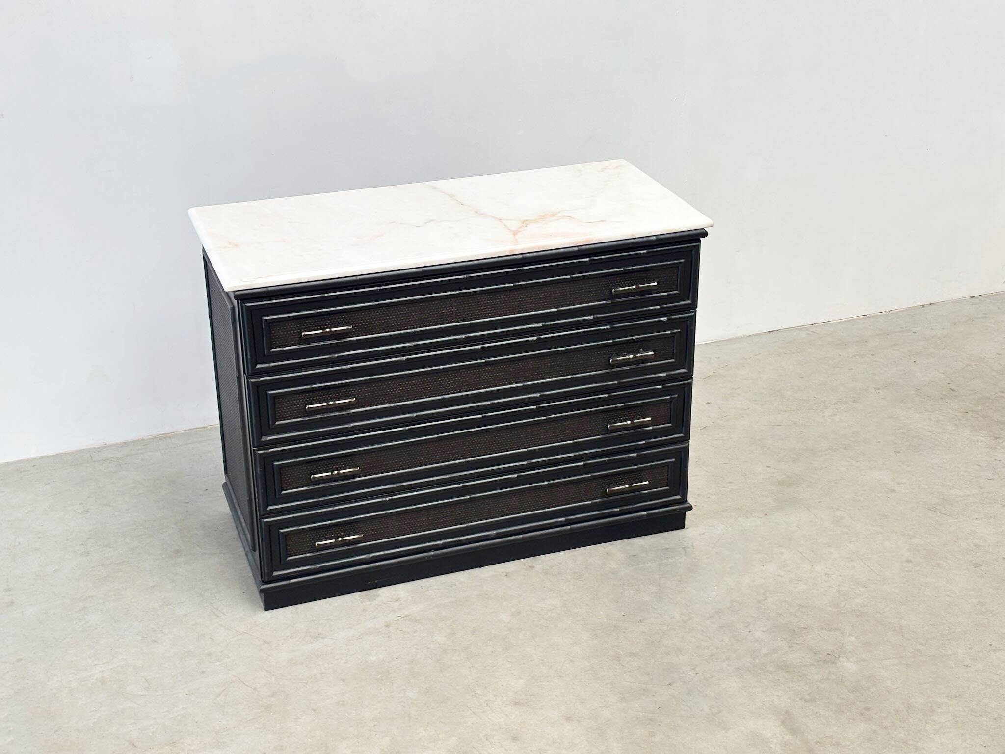 Meuble en rotin noir avec plateau en marbre