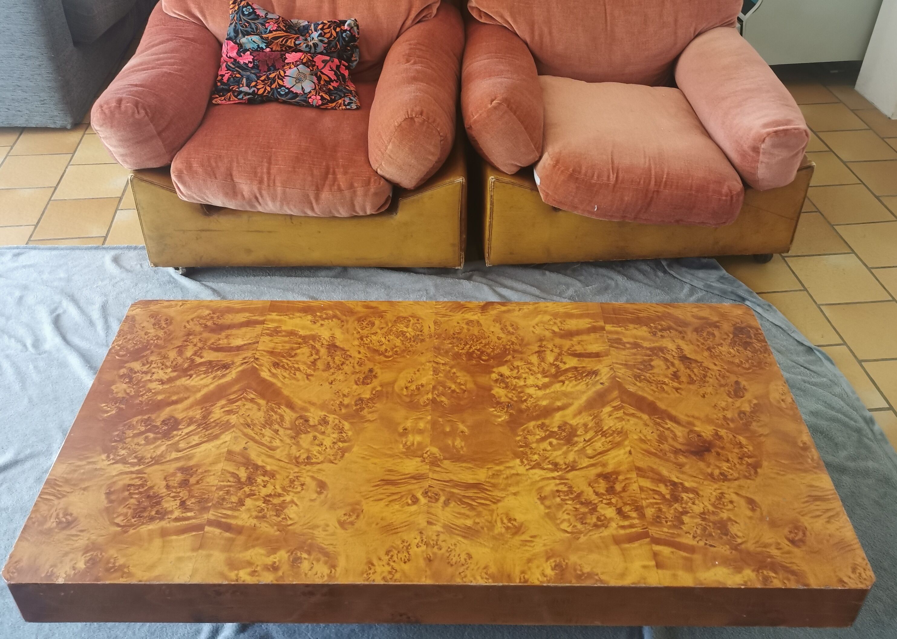 Table basse en loupe d'orme
